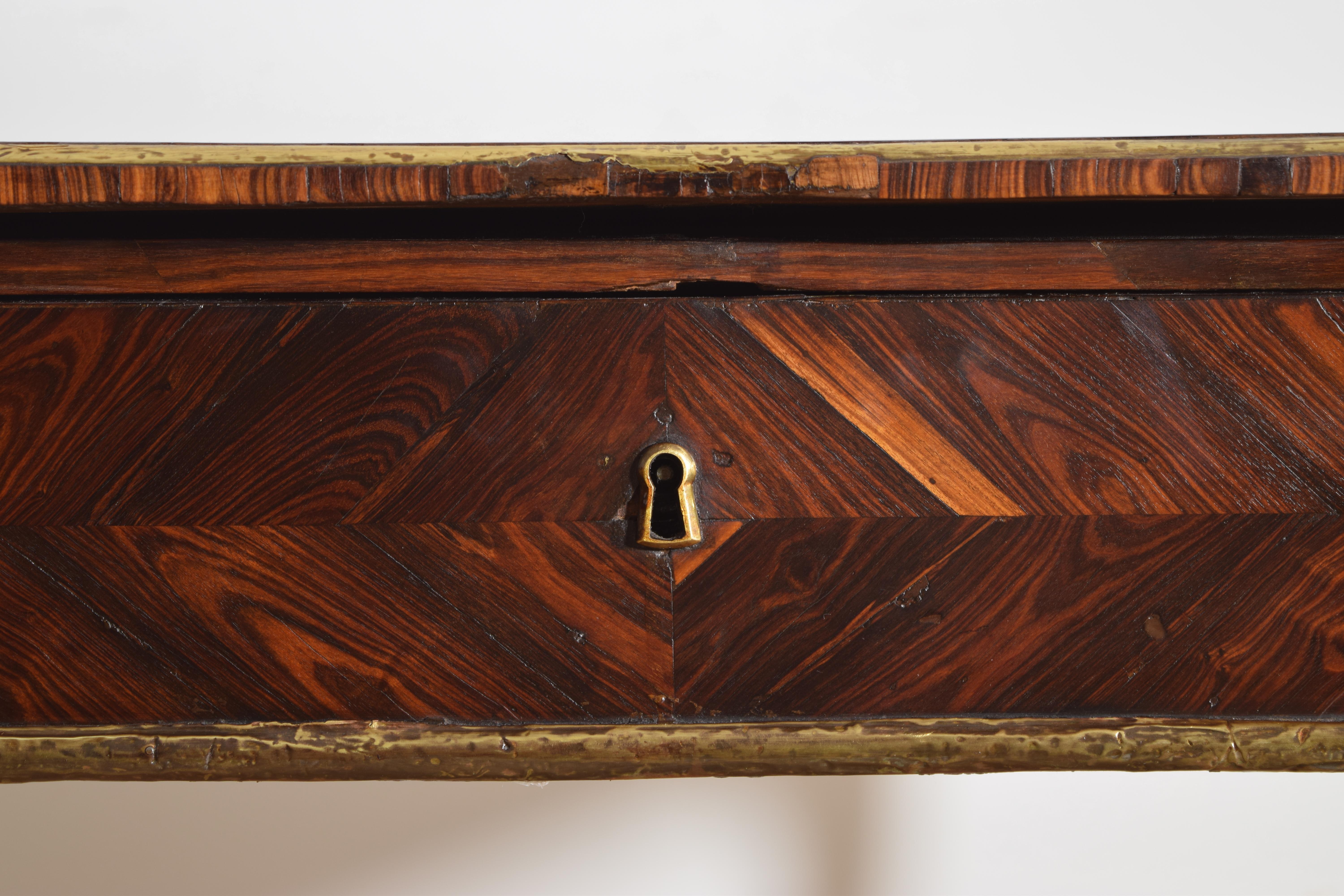 Italie, Sicile, Table à écrire en bois de rose et laiton d'époque Louis XV, milieu du XVIIIe siècle. en vente 5