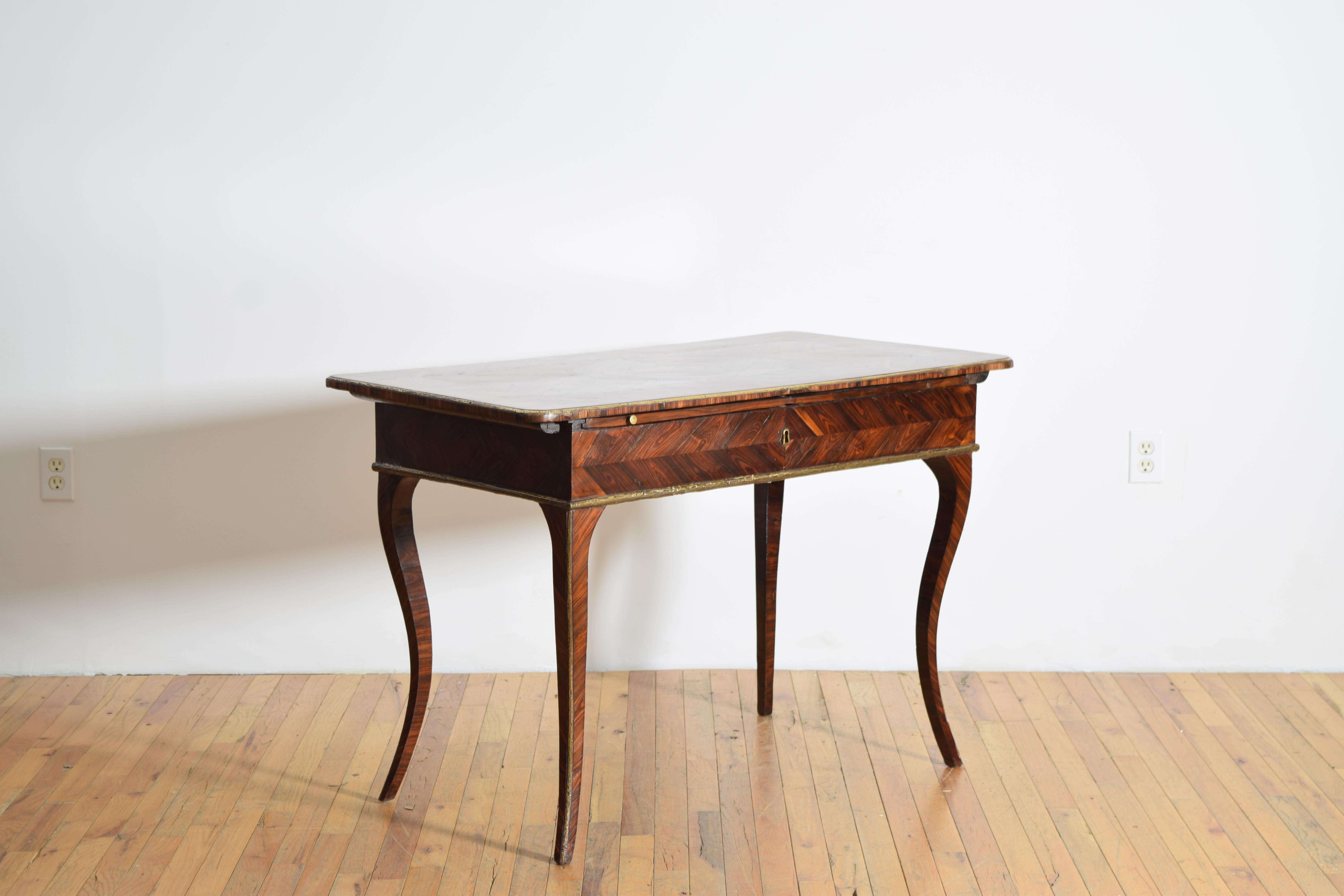 cette table d'écriture polyvalente et superposée est admirablement fabriquée en placages de bois de rose avec des détails en laiton, le plateau coulissant avec placages assortis s'ouvre pour révéler une surface d'écriture en cuir qui s'ouvre