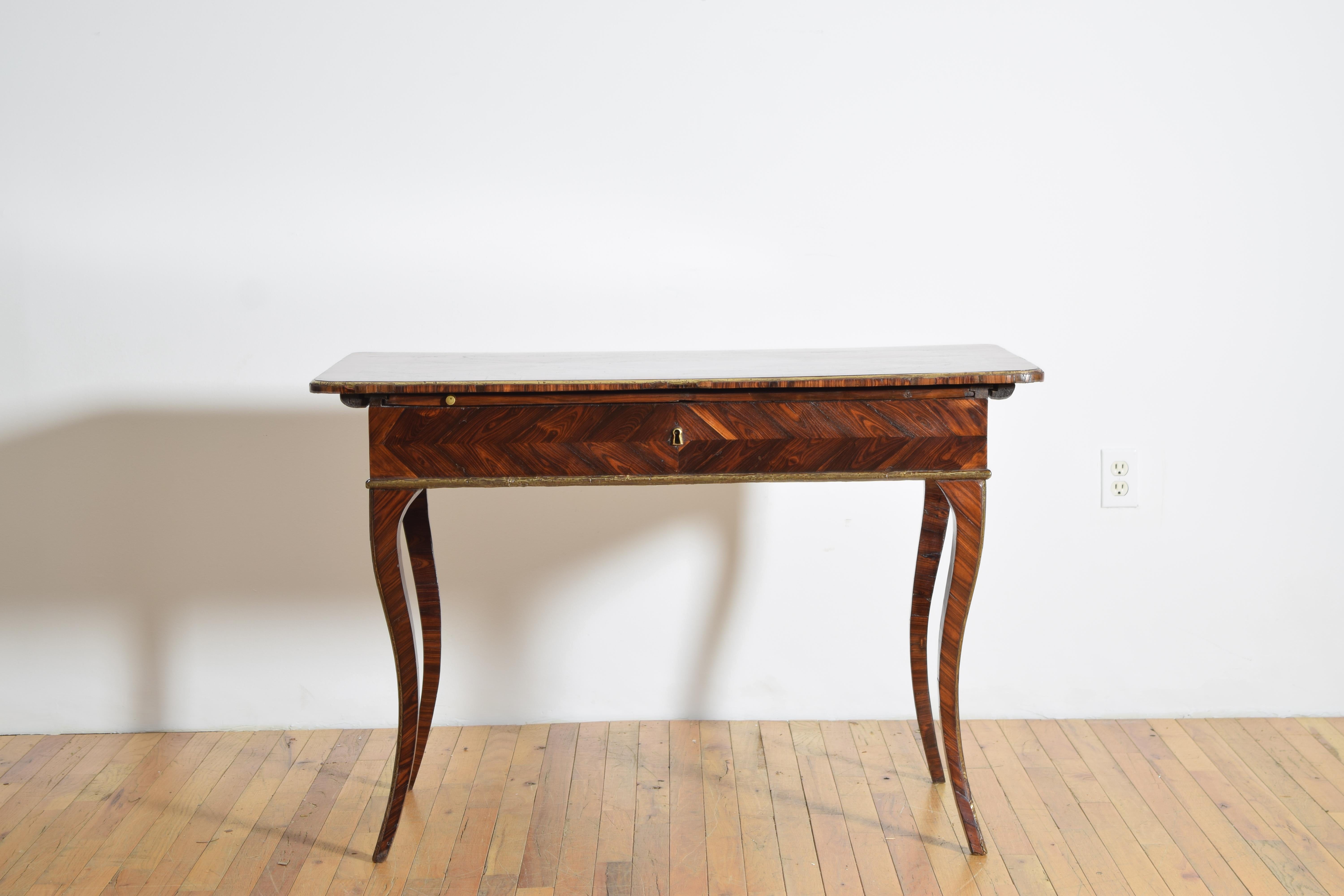 Rococo Italie, Sicile, Table à écrire en bois de rose et laiton d'époque Louis XV, milieu du XVIIIe siècle. en vente