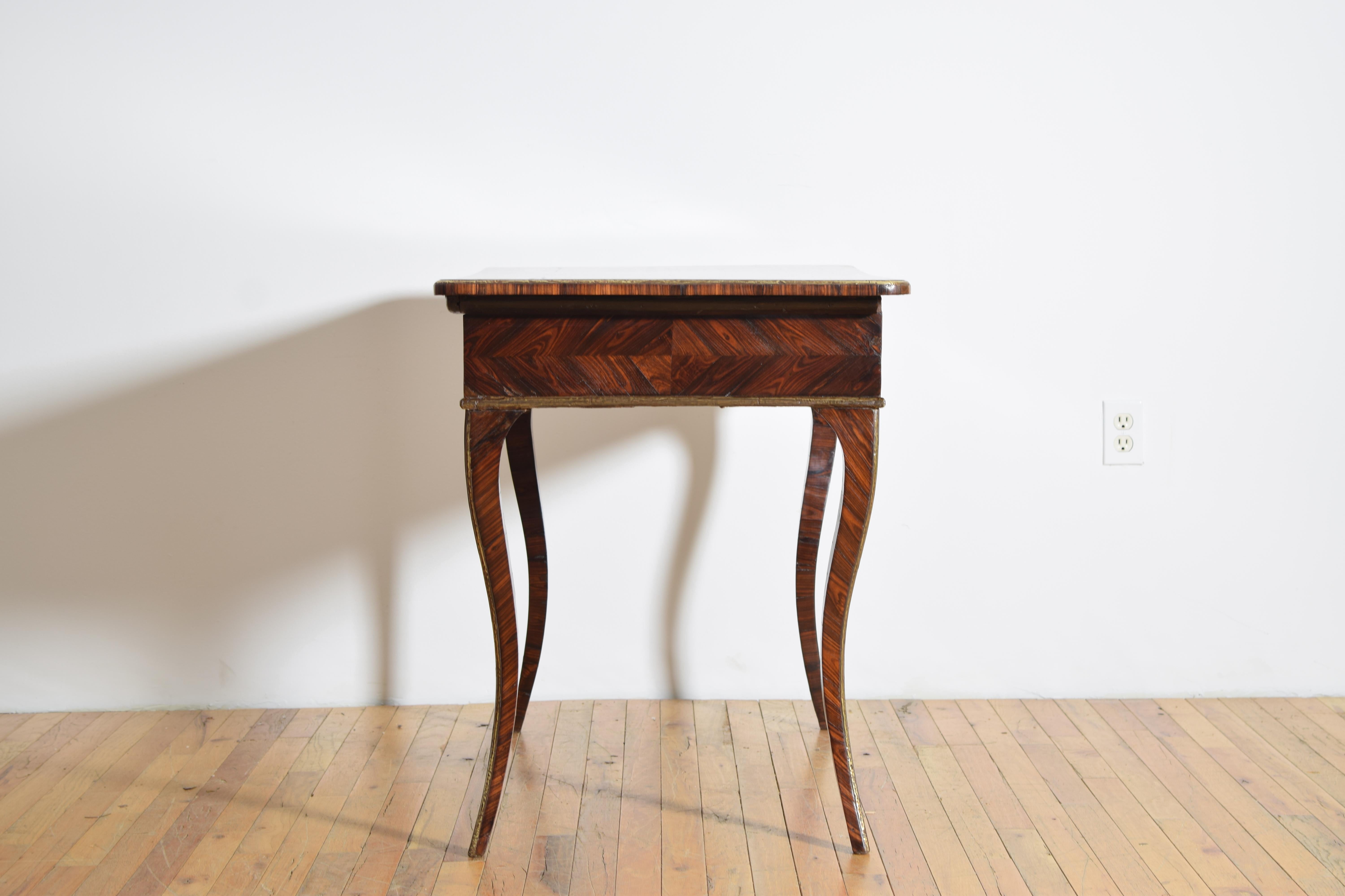 italien Italie, Sicile, Table à écrire en bois de rose et laiton d'époque Louis XV, milieu du XVIIIe siècle. en vente