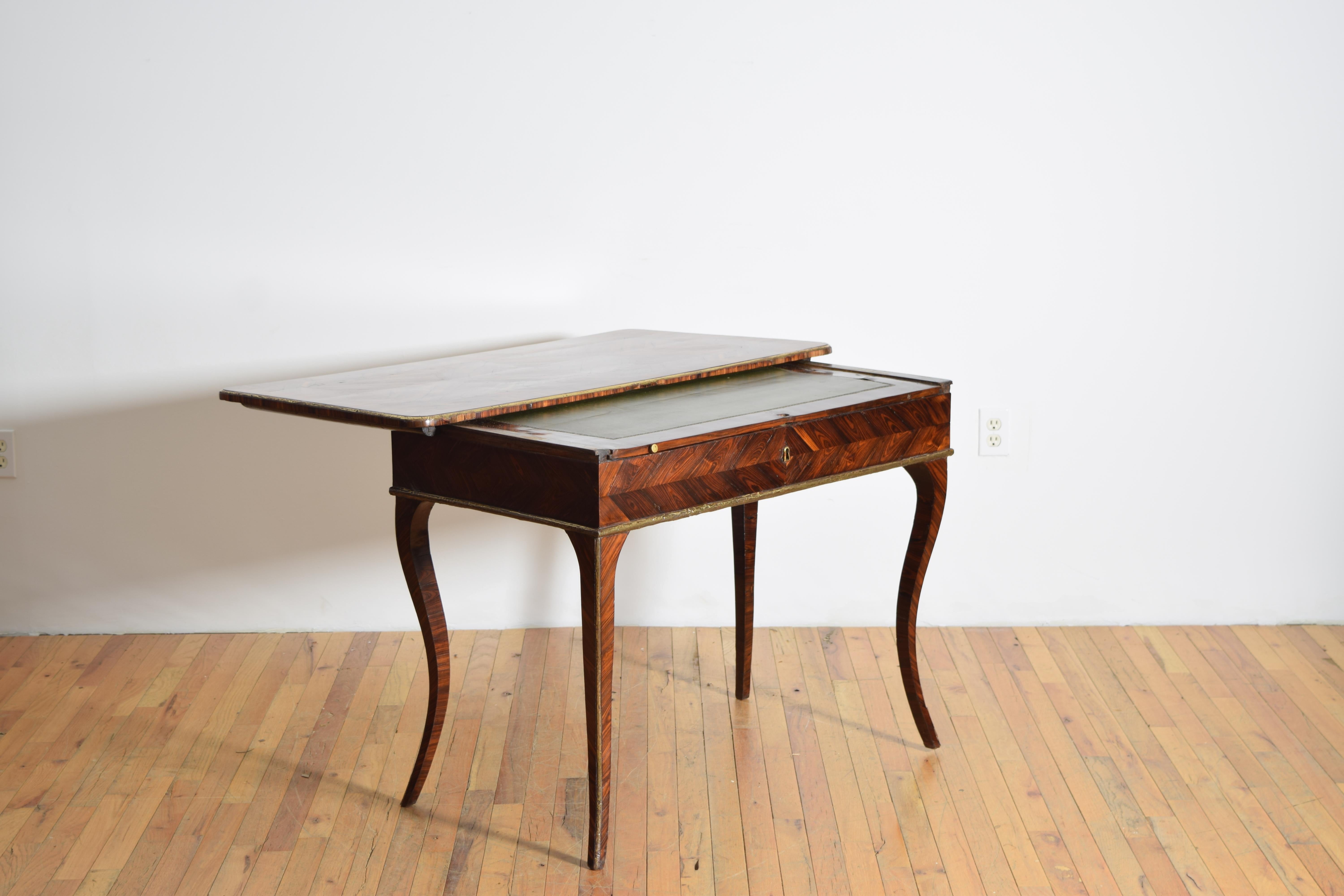 Italie, Sicile, Table à écrire en bois de rose et laiton d'époque Louis XV, milieu du XVIIIe siècle. Bon état - En vente à Atlanta, GA