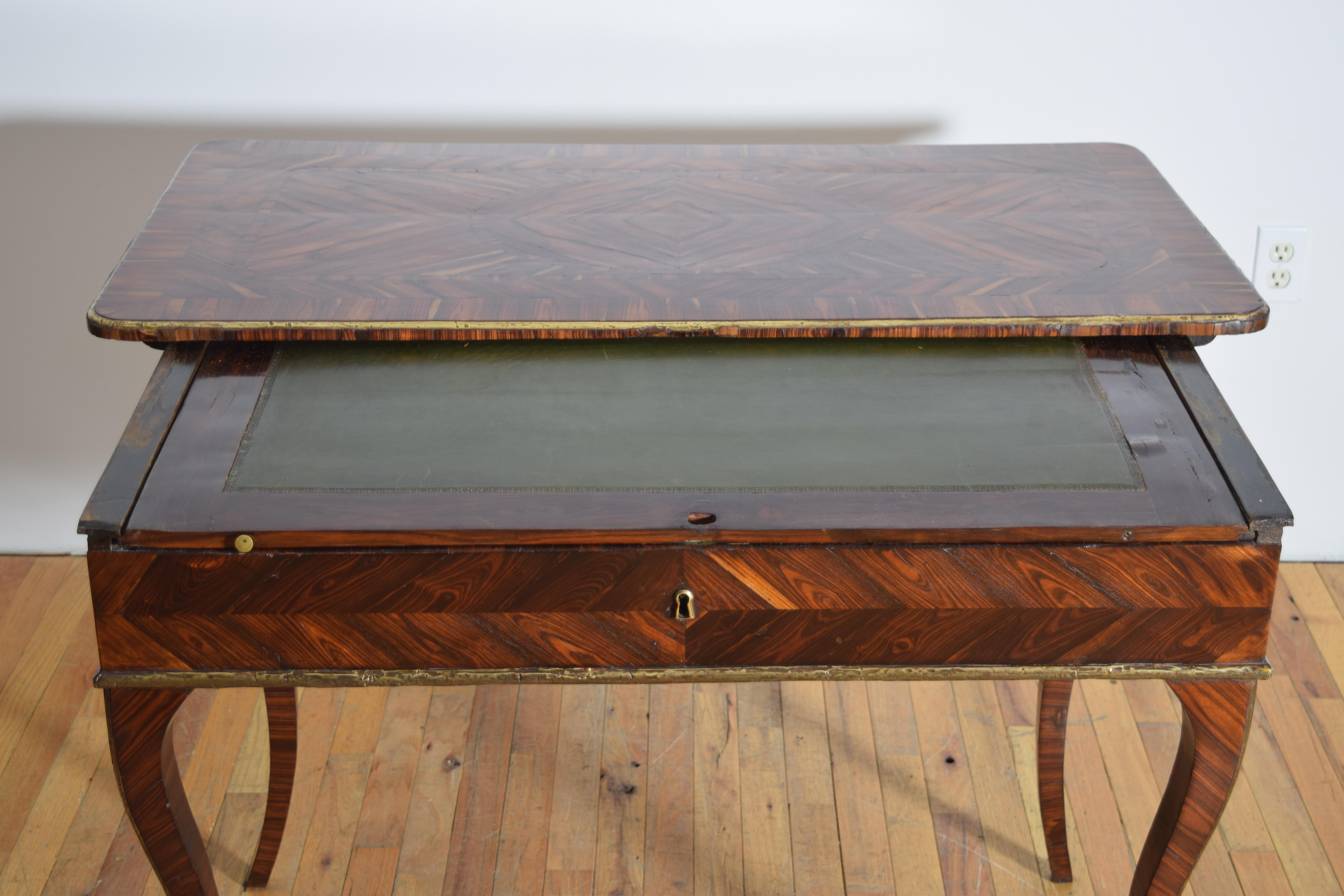 Laiton Italie, Sicile, Table à écrire en bois de rose et laiton d'époque Louis XV, milieu du XVIIIe siècle. en vente