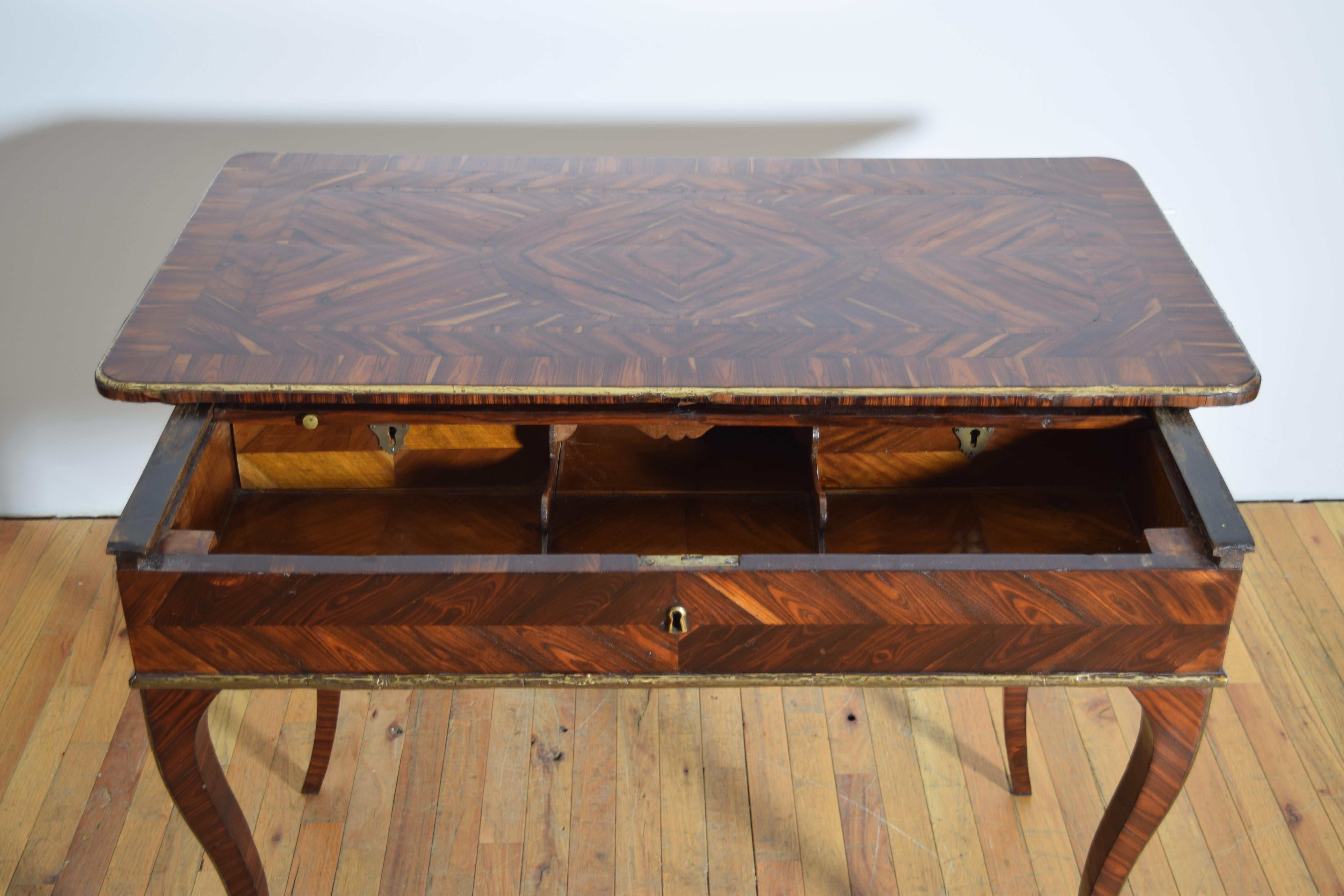 Italie, Sicile, Table à écrire en bois de rose et laiton d'époque Louis XV, milieu du XVIIIe siècle. en vente 1