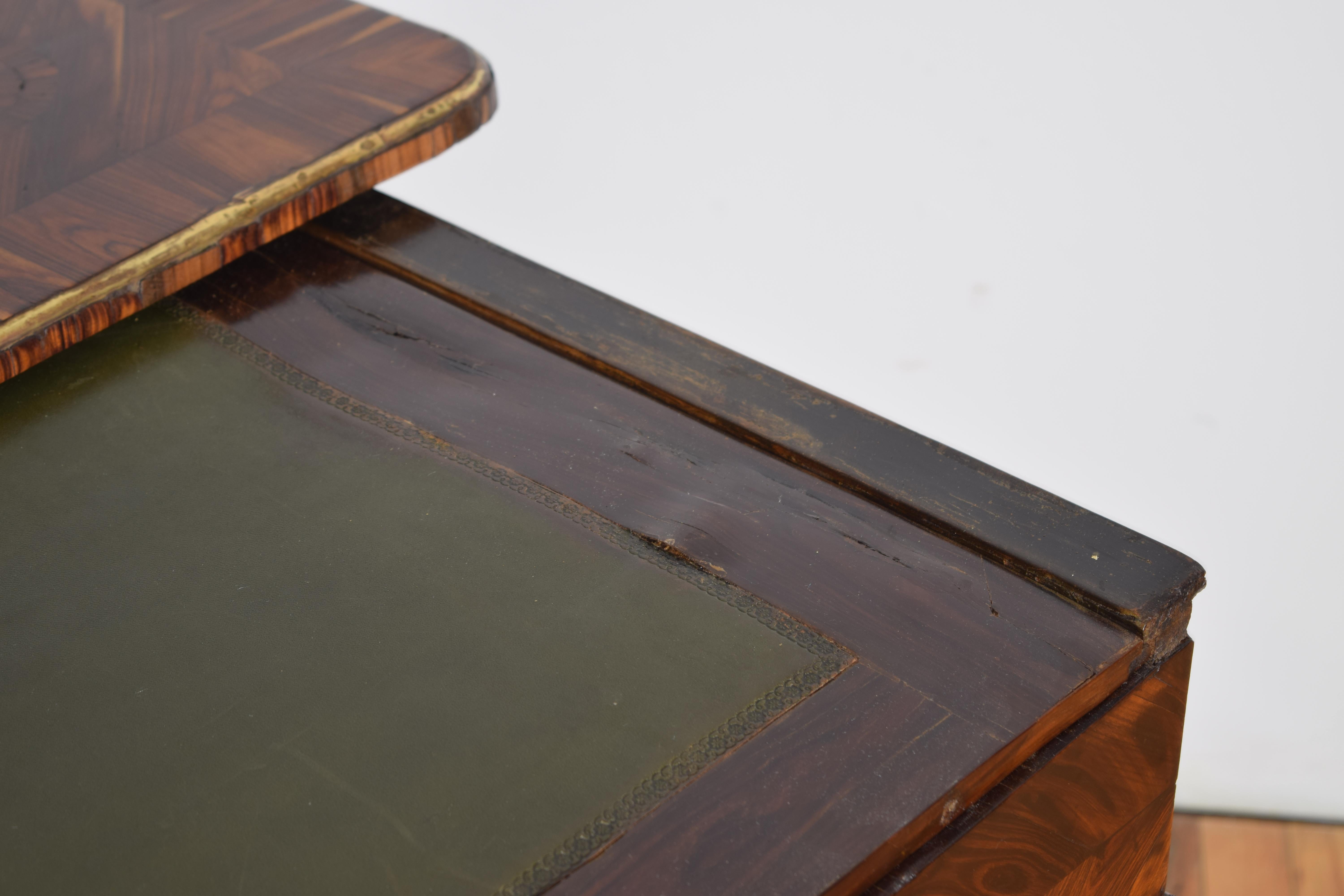 Italie, Sicile, Table à écrire en bois de rose et laiton d'époque Louis XV, milieu du XVIIIe siècle. en vente 2