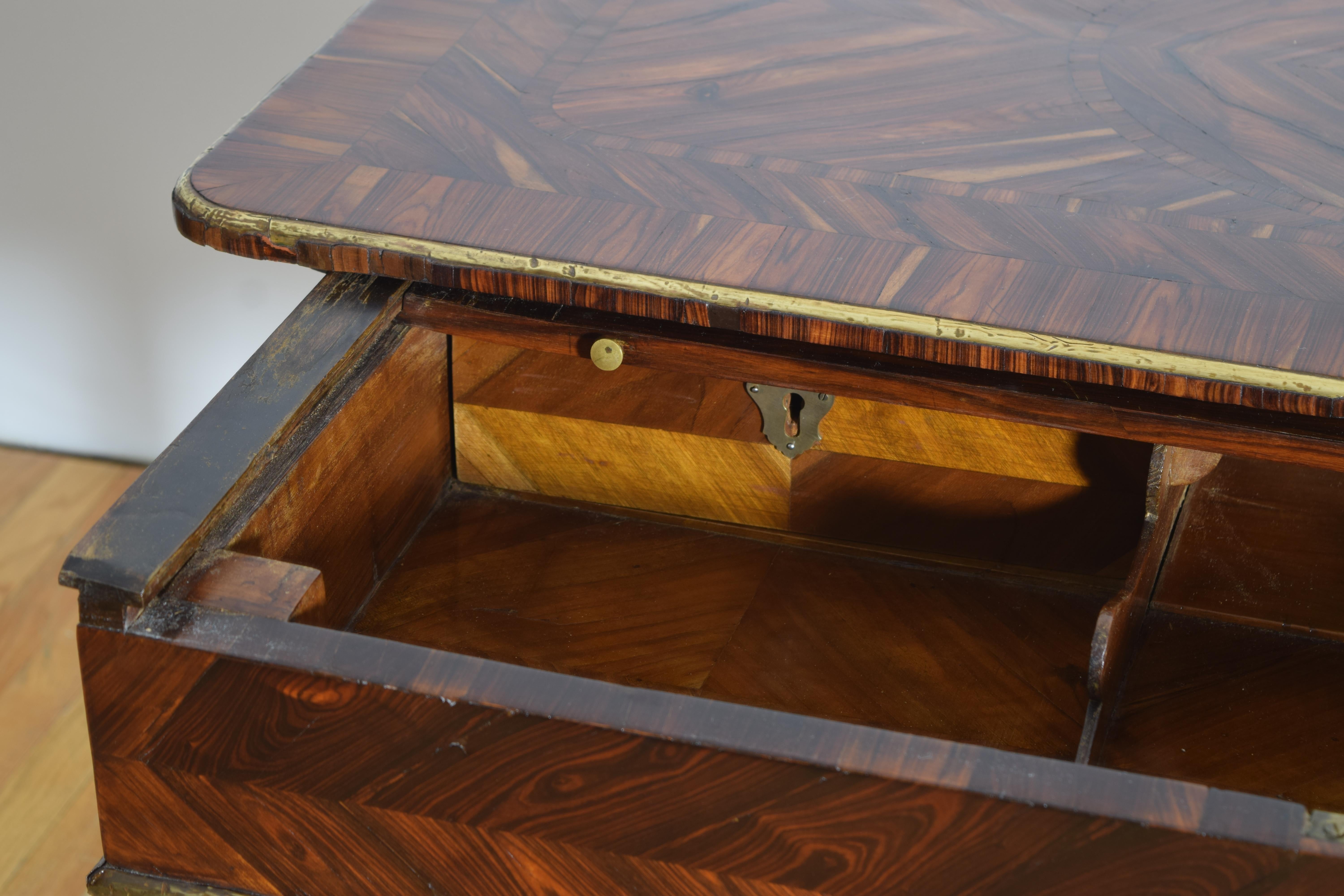Italie, Sicile, Table à écrire en bois de rose et laiton d'époque Louis XV, milieu du XVIIIe siècle. en vente 3