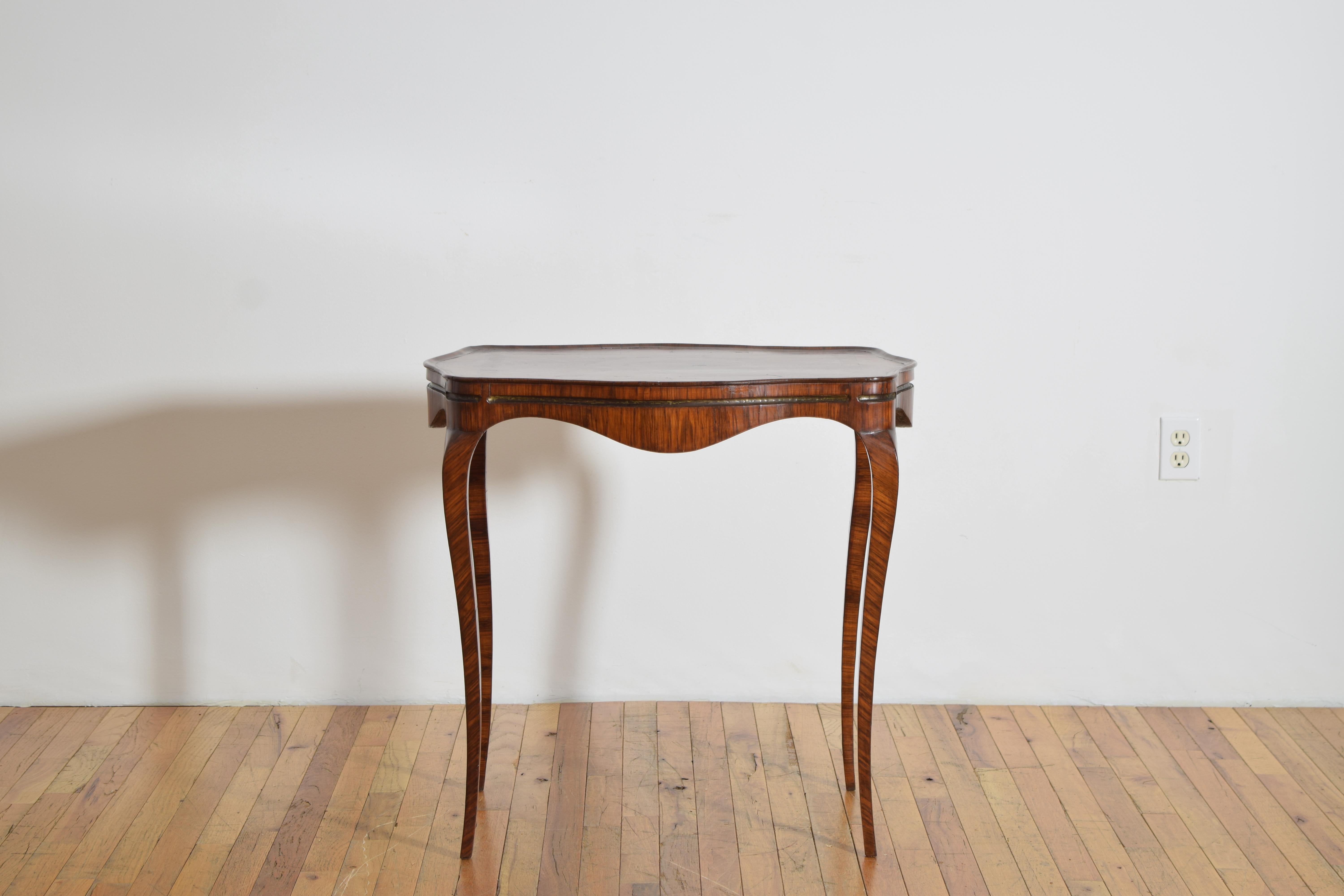 Rococo Italie, Sicile, Table en bois de rose et laiton incrusté, période rococo, milieu du XVIIIe siècle en vente