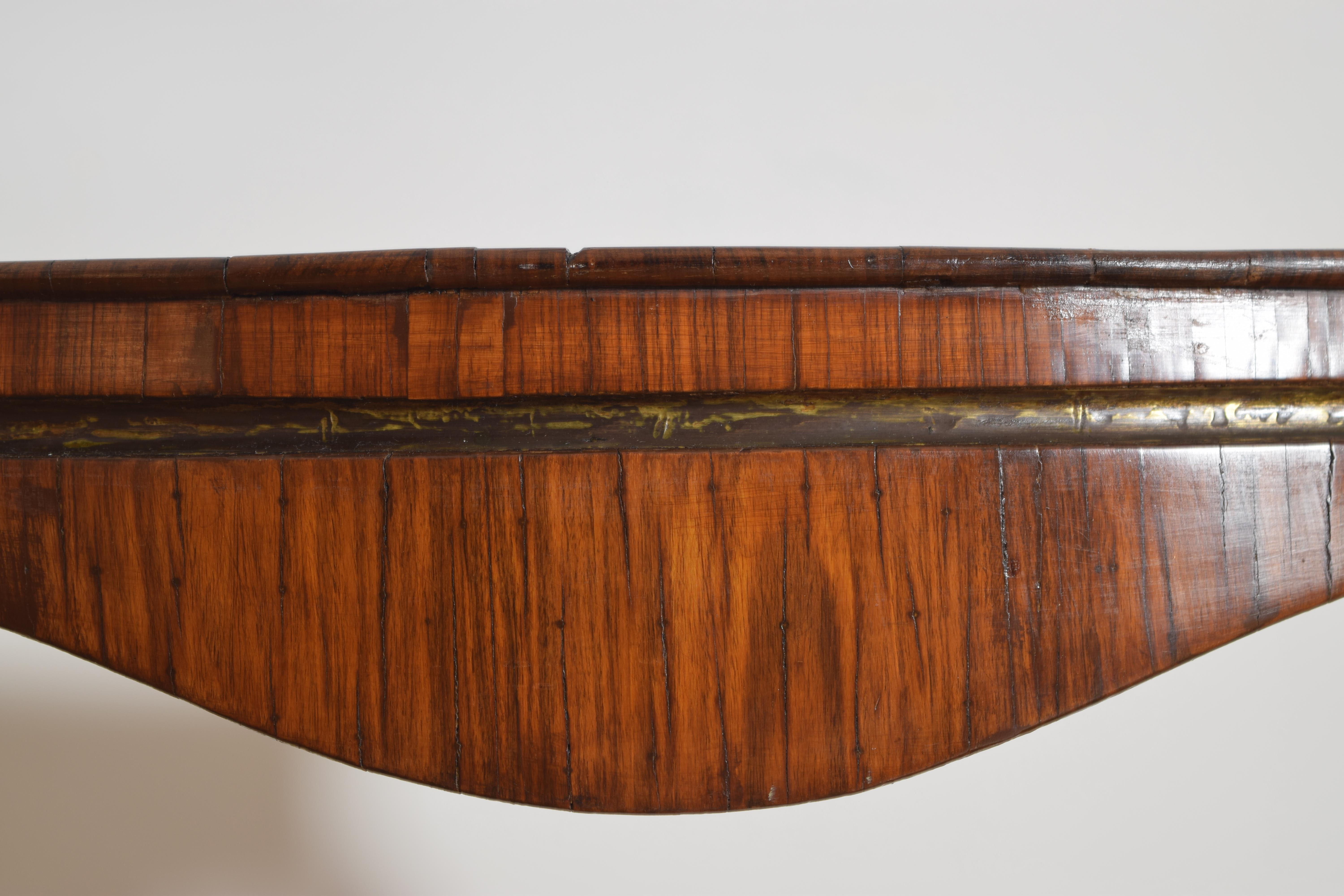 Laiton Italie, Sicile, Table en bois de rose et laiton incrusté, période rococo, milieu du XVIIIe siècle en vente