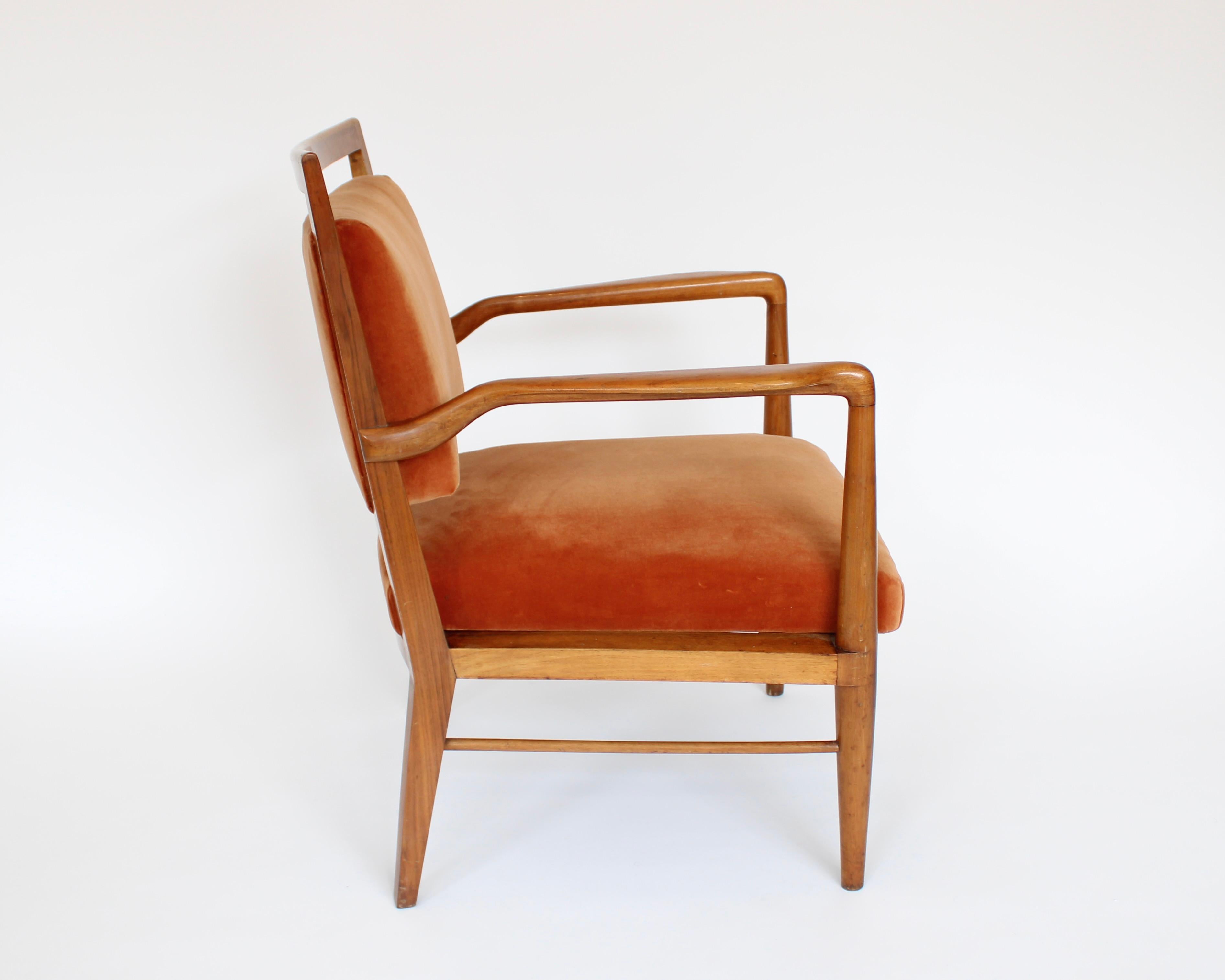 Chaise d'appoint ou de bureau italienne attribuée à Paolo Buffa. Les lignes gracieuses des bras et des jambes rappellent Buffa.  Comme dans le mohair orange rouille chaud. 
Paolo Buffa (Milan 1903-1970), architecte et designer, a travaillé dans le