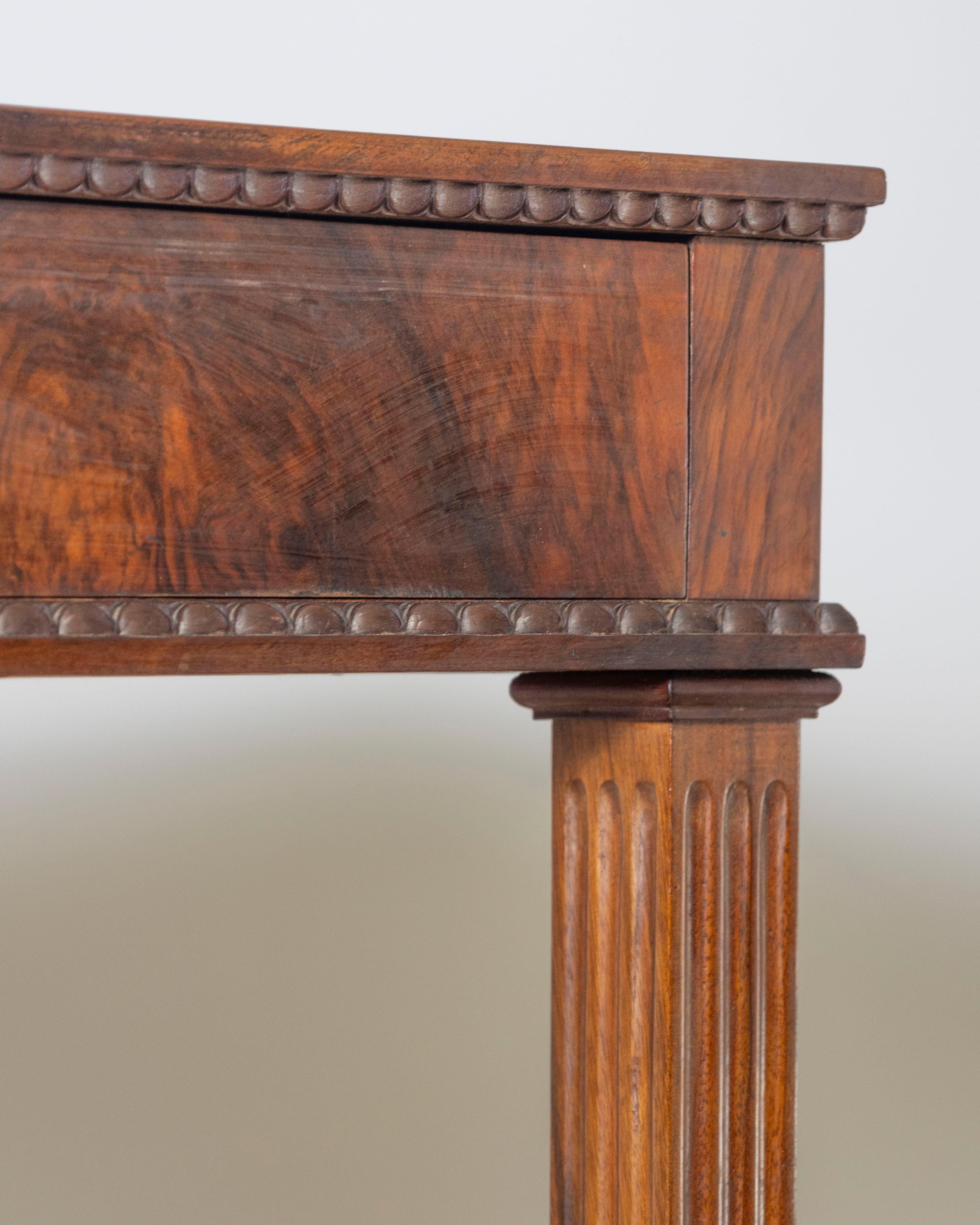 Italian Side Table im Angebot 8