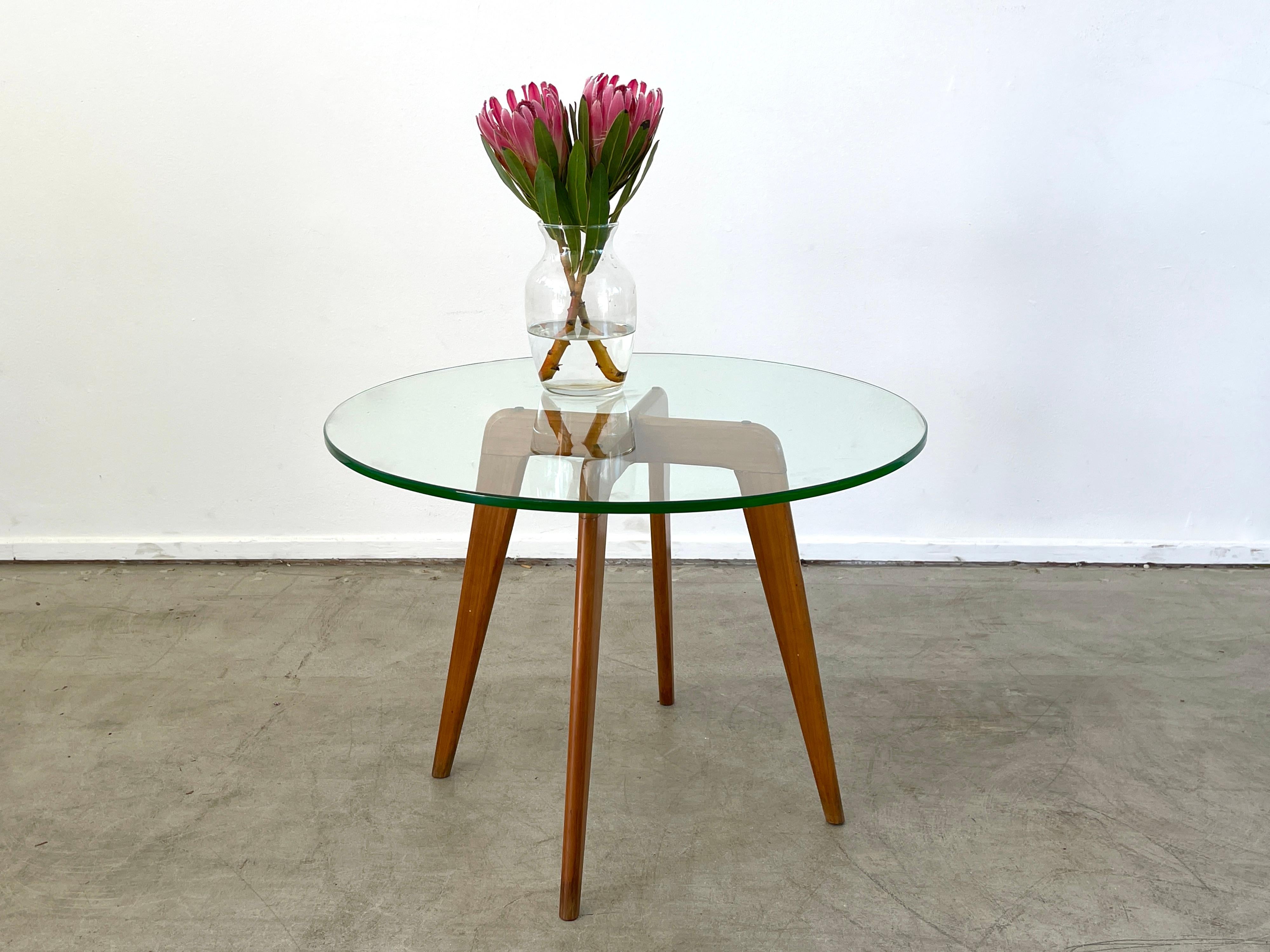 Table d'appoint italienne classique des années 1950 avec plateau en verre et pieds effilés. 
Magnifique design simple et simple.