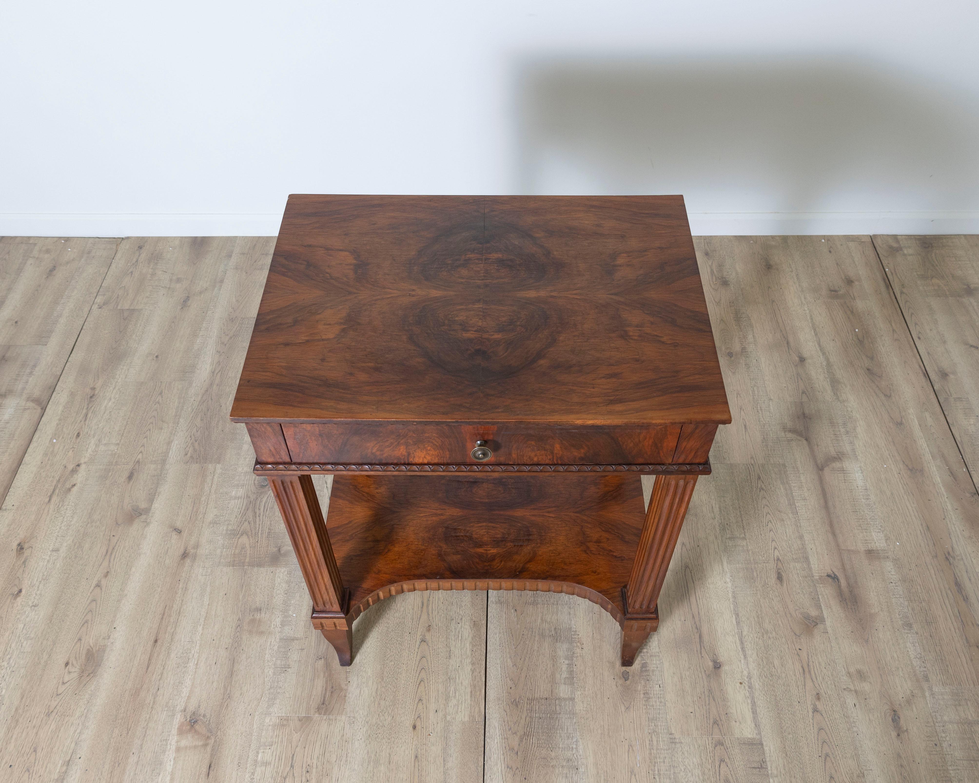 Italian Side Table (Italienisch) im Angebot