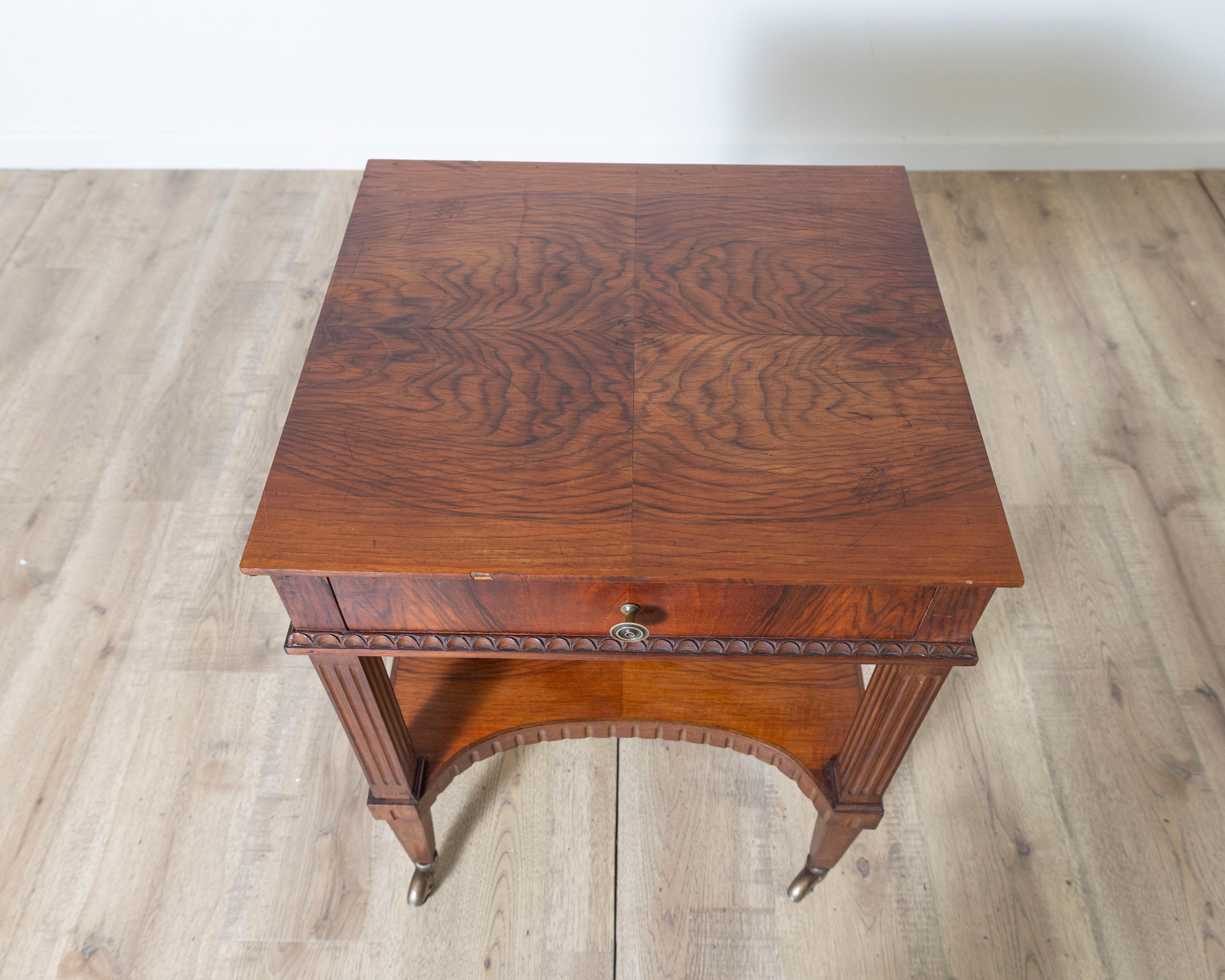 Italian Side Table (Italienisch) im Angebot