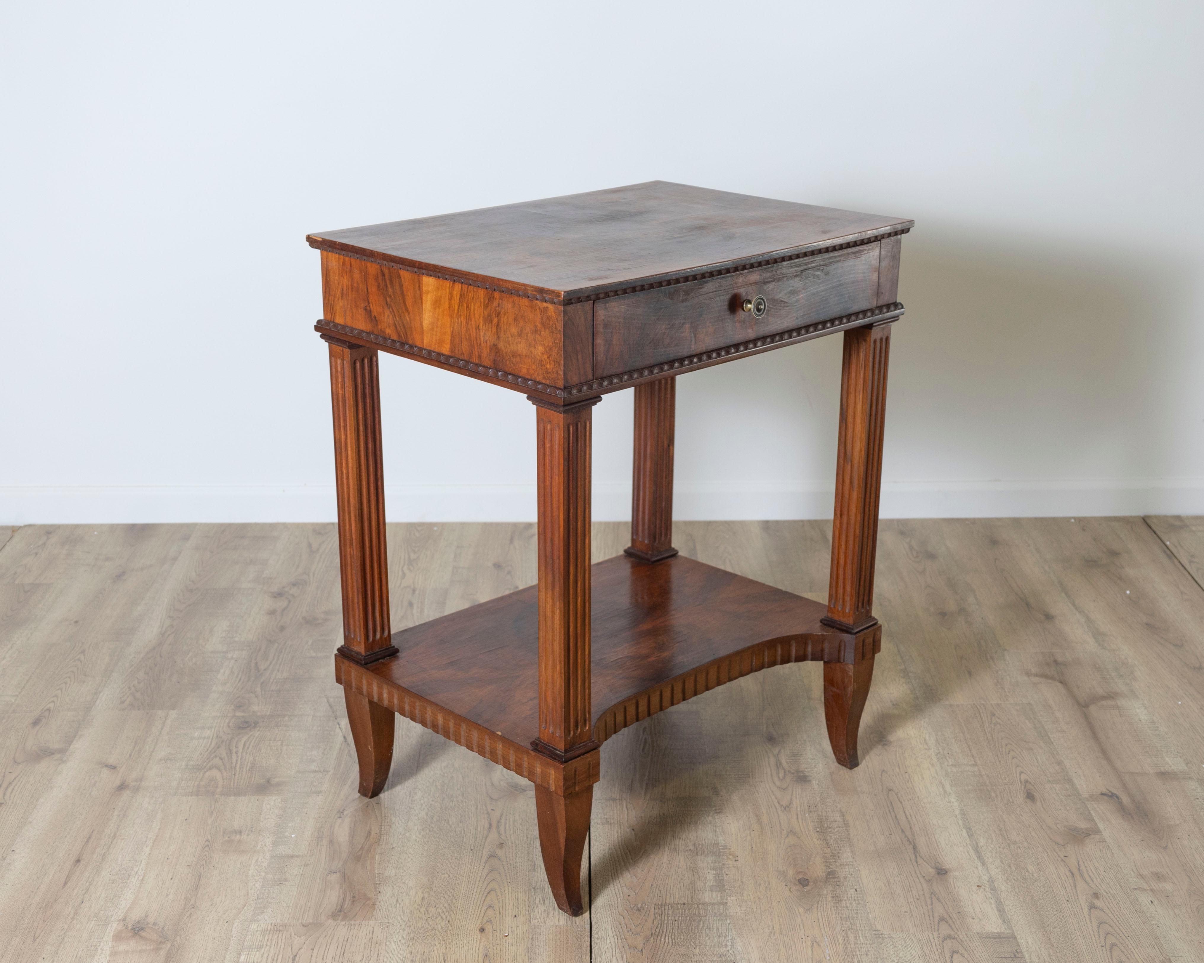 Italian Side Table (Walnuss) im Angebot