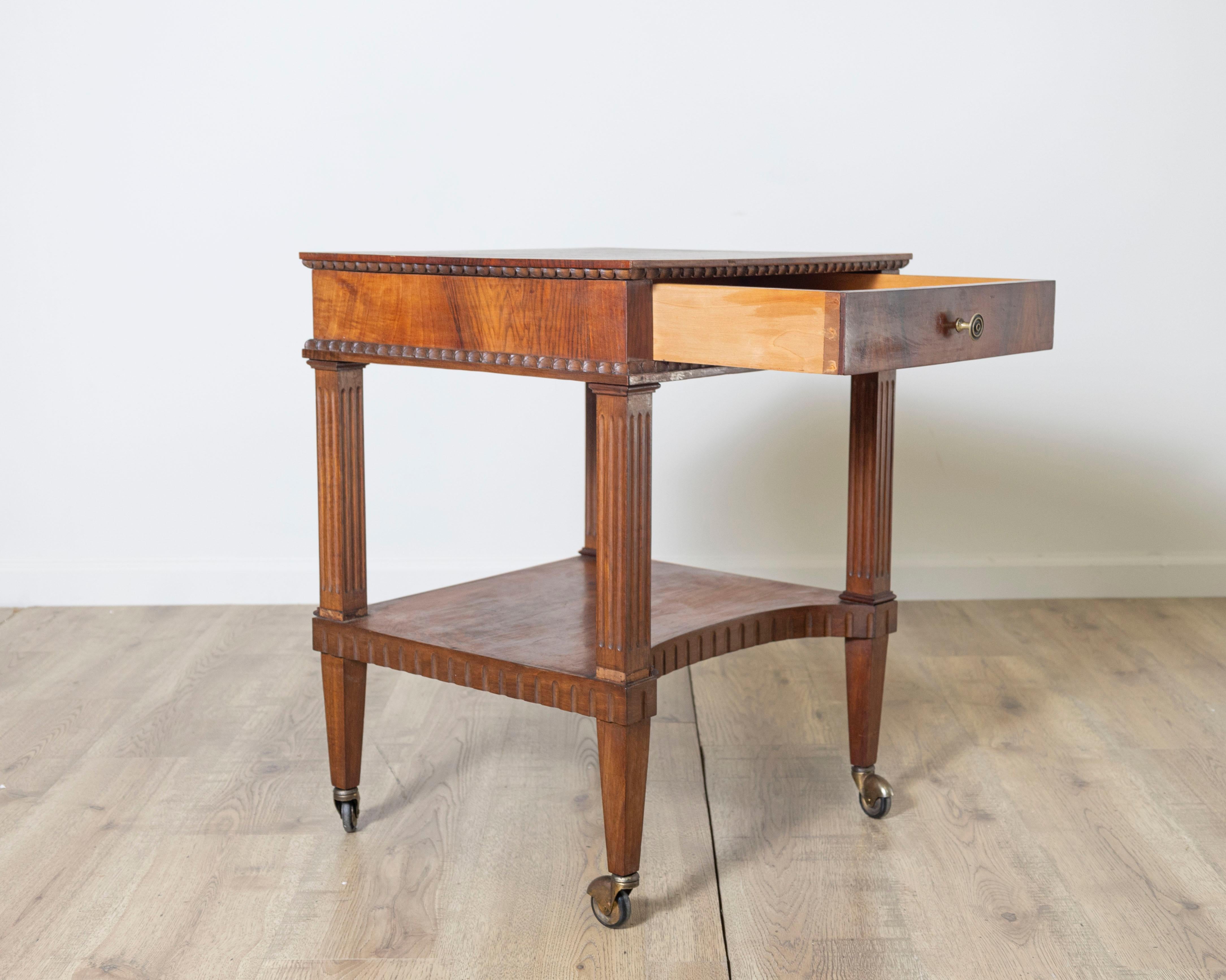 Italian Side Table (Walnuss) im Angebot