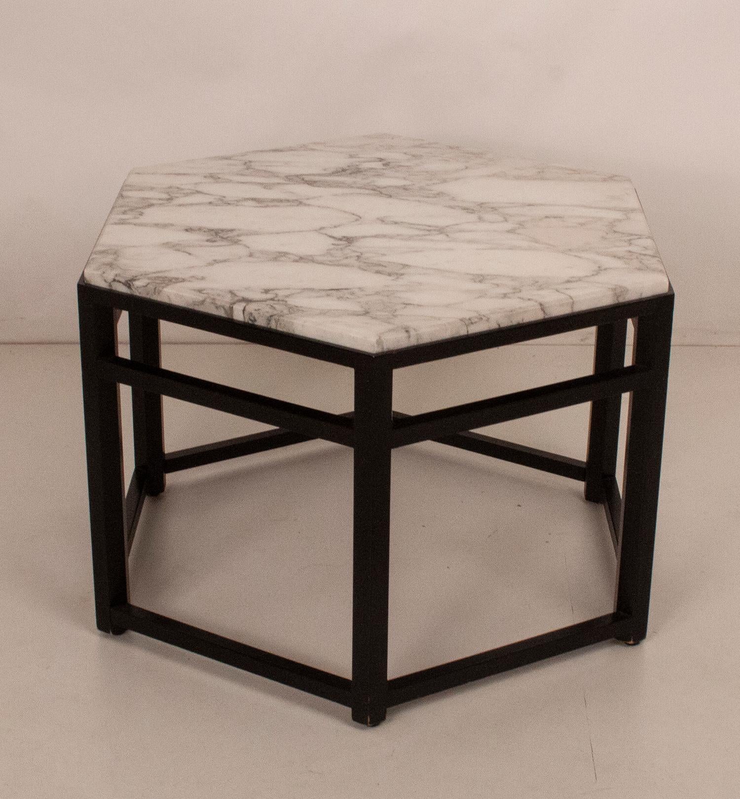 Mid century modern hexagonal Italian side table in arabescato marble and structure in black lacquered wood.
It is hexagonal in shape, both the marble top and the table structure.
The marble is supported on the structure.
It can serve as a coffee