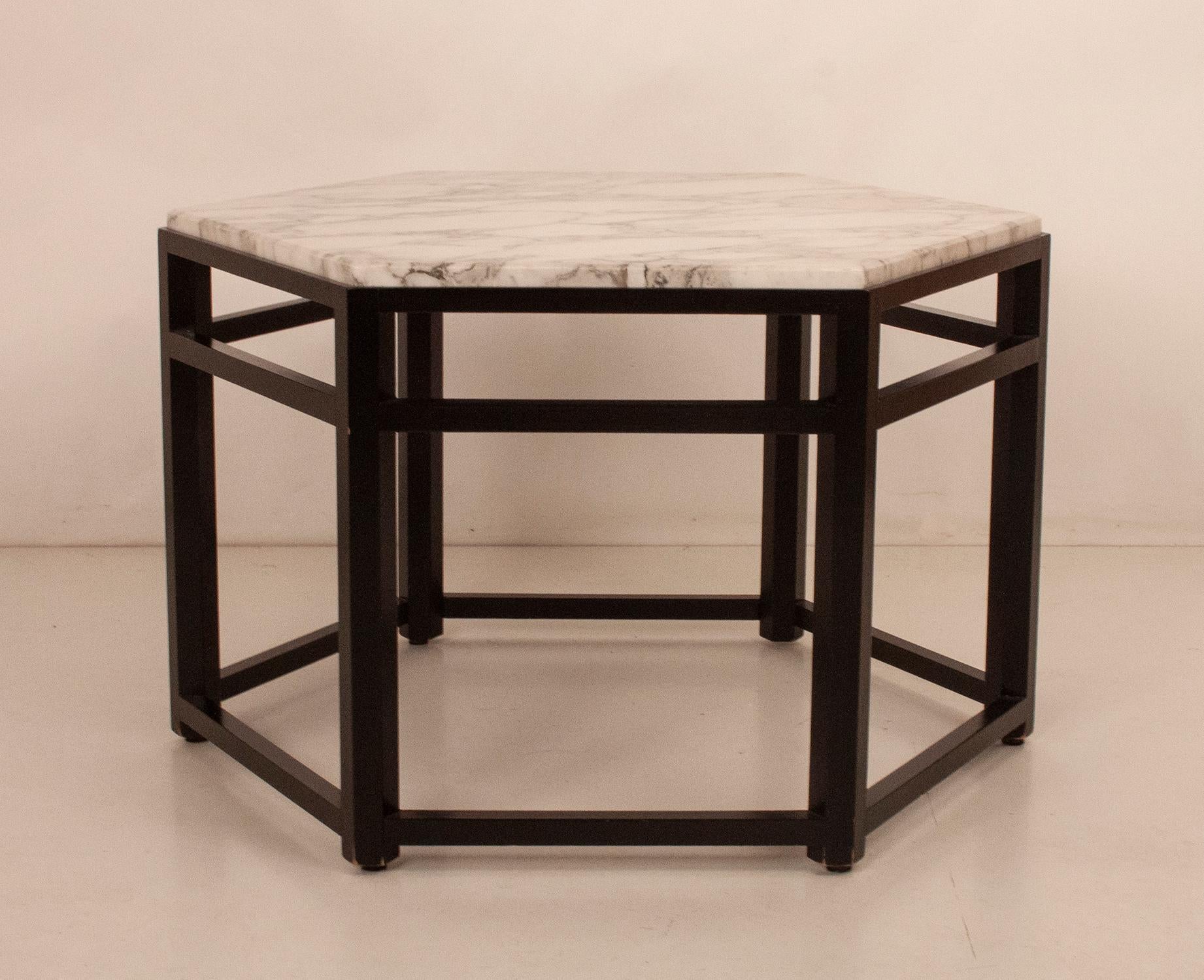 Late 20th Century Mid-century Modern Italian Side Table in White Marble and black structure, 1970s