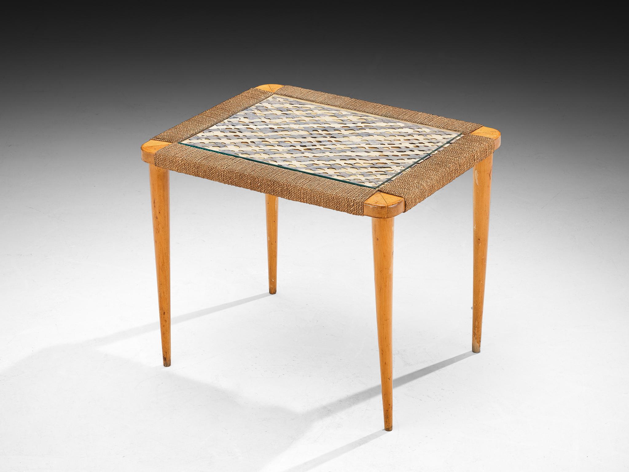 Mesa auxiliar, haya, fibra natural, Italia, 

Esta preciosa mesa de centro quedará muy bien en un entorno relajante, como un patio o un estudio. La mesa desprende un encanto rústico, fabricada sólo con materiales naturales. Exhibe un notable tablero