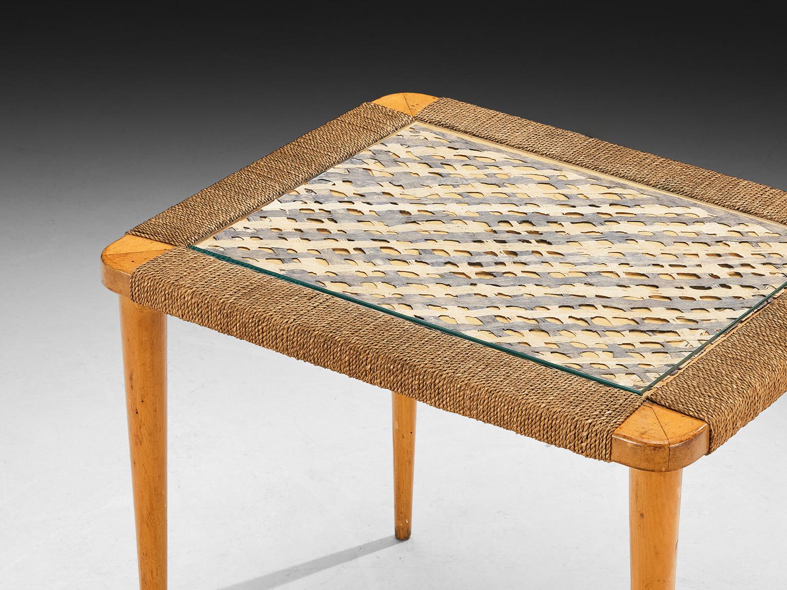 Mesa auxiliar italiana de paja trenzada con tapa de fibra de vidrio natural mediados del siglo XX en venta
