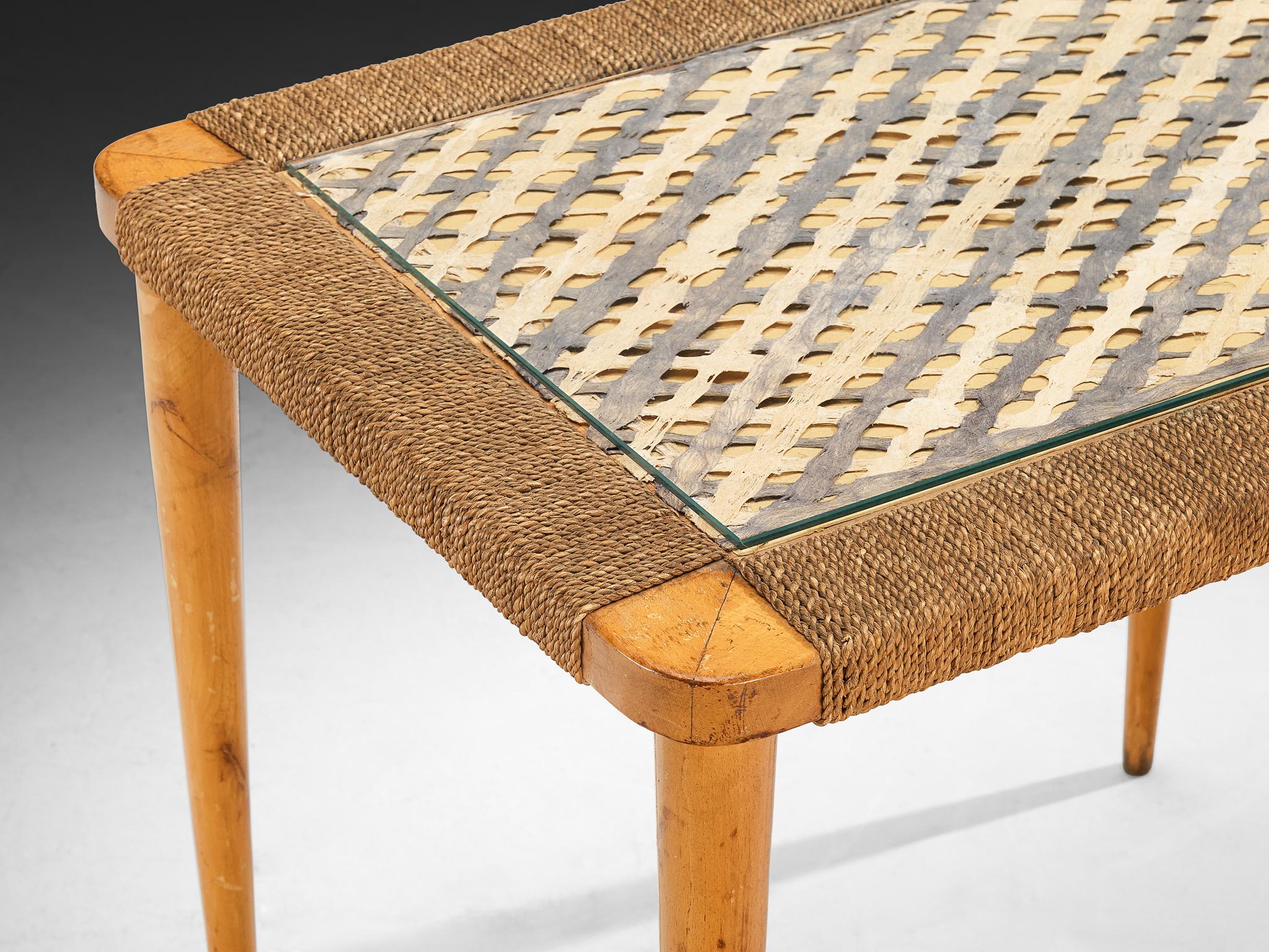 Mesa auxiliar italiana de paja trenzada con tapa de fibra de vidrio natural en venta 1