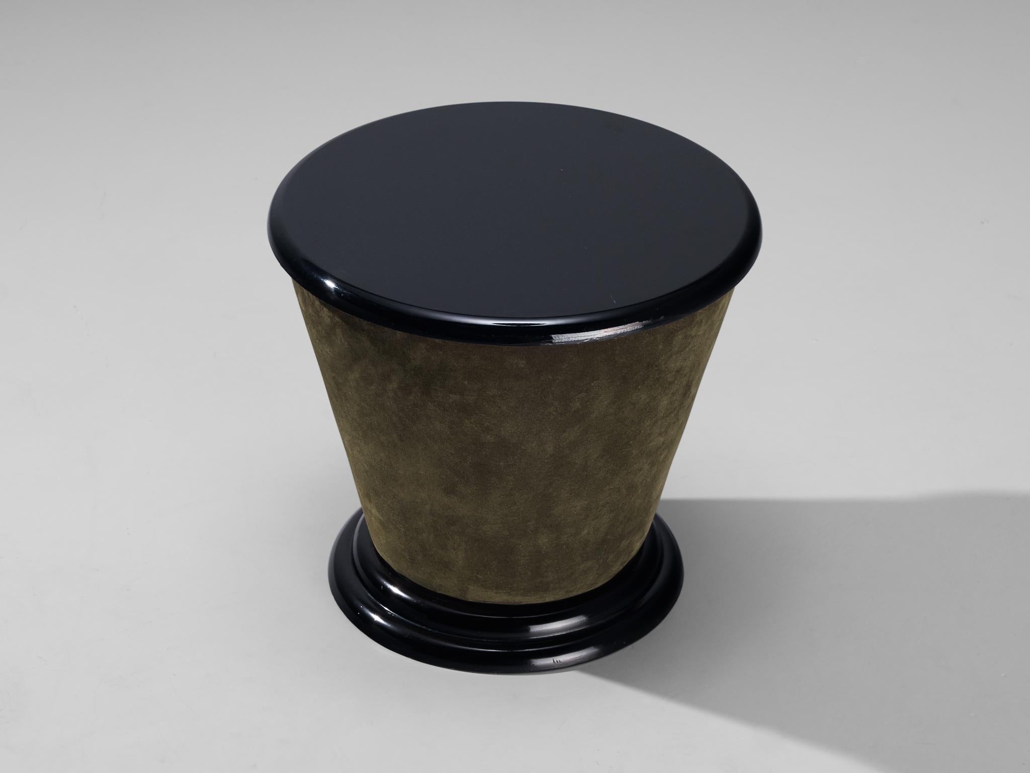 Side table, velvet, lacquered wood, plastic, Italy, 1970s.

Side table of Italian origin covered with a soft velvet material in the color khaki green. The glossy top is executed in black lacquer and the base is made of plastic. A conical-shaped