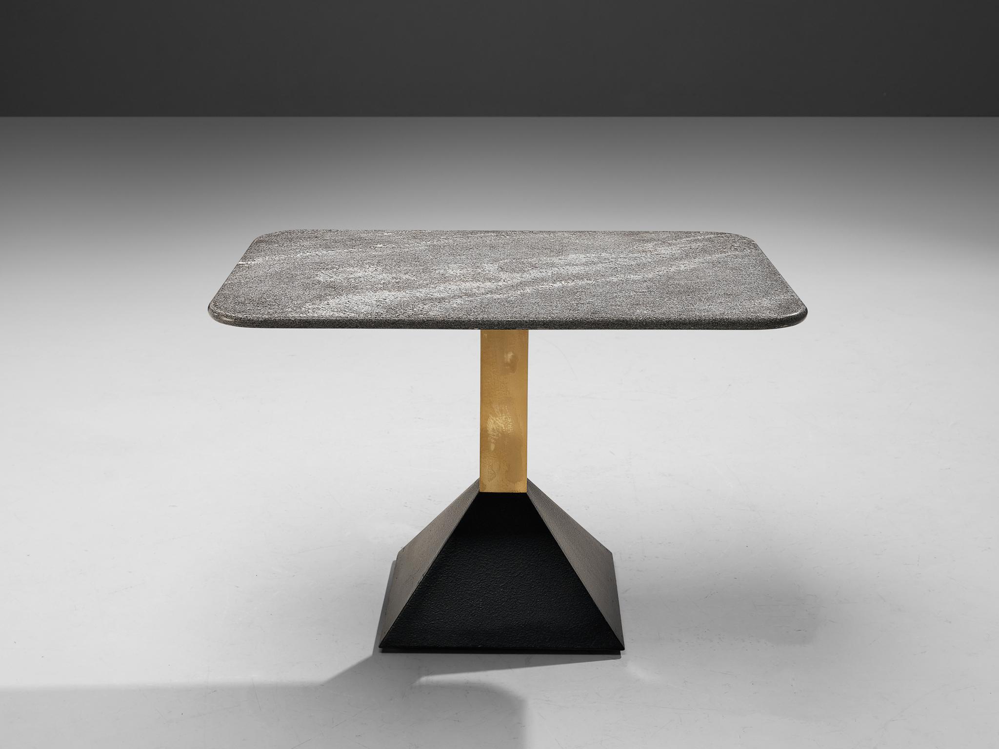 Table d'appoint italienne en métal et plateau rectangulaire en granit Bon état - En vente à Waalwijk, NL