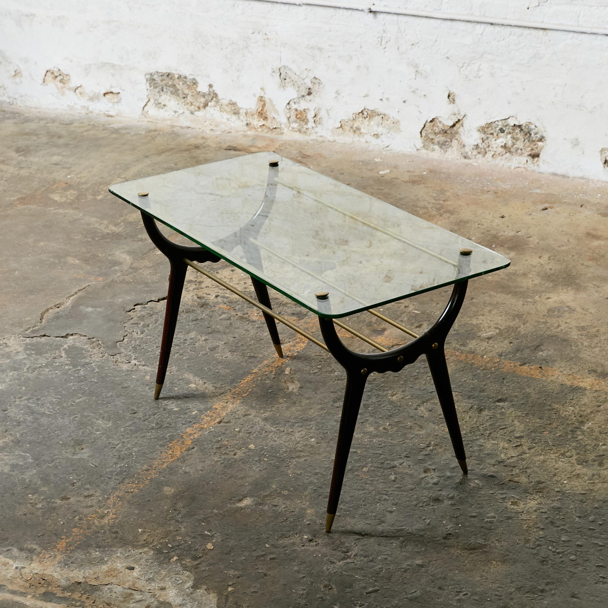 Mid-Century Modern Italian Side Table in the Manner of Ico Parisi For Sale