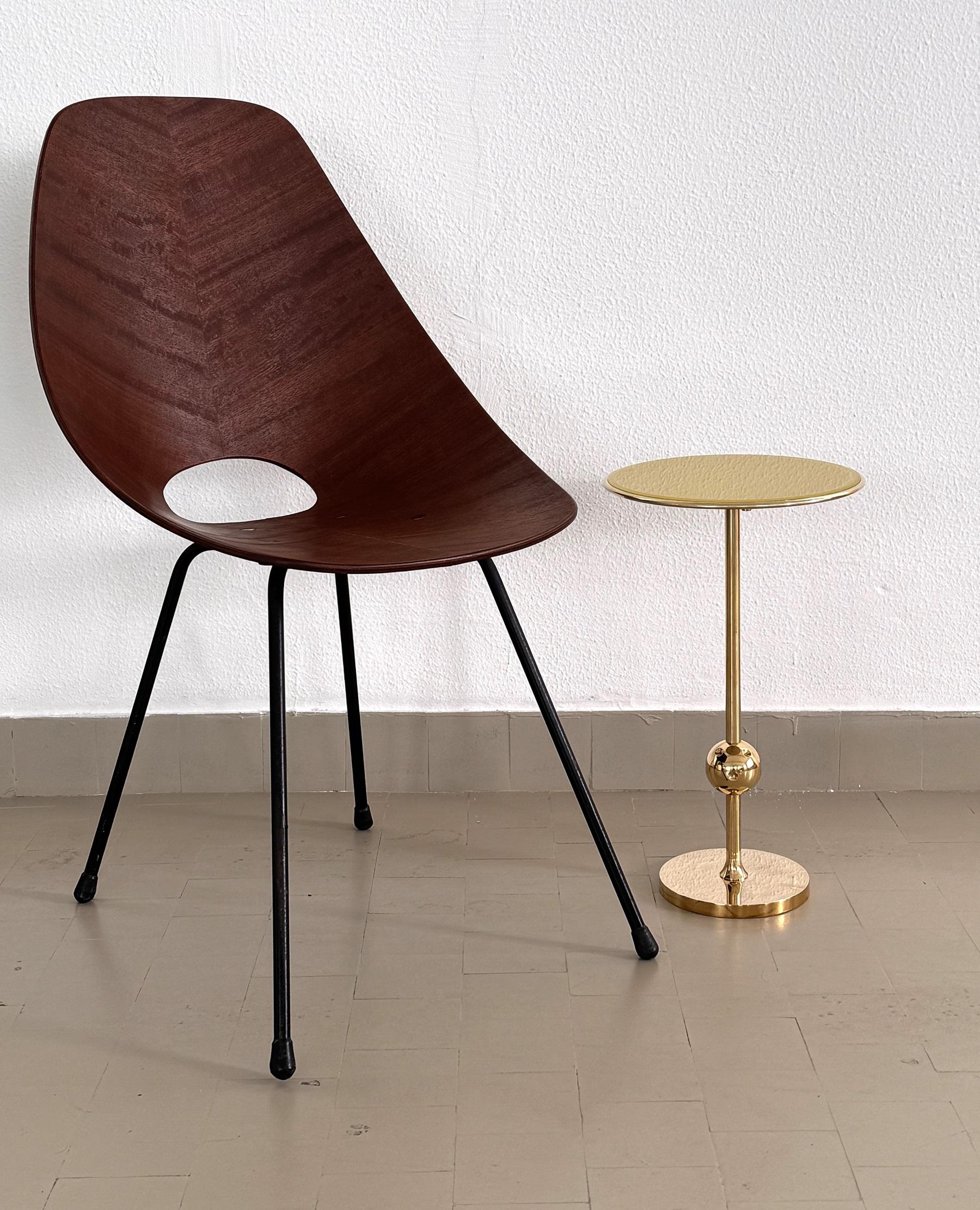 Tavolino italiano T1 di Osvaldo Borsani in ottone e vetro giallo

Bellissimo tavolino iconico realizzato in ottone pieno e piano in vetro tagliato a specchio.
Disegnata negli anni '40 da Osvaldo Borsani e prodotta nella sua azienda del Nord Italia,