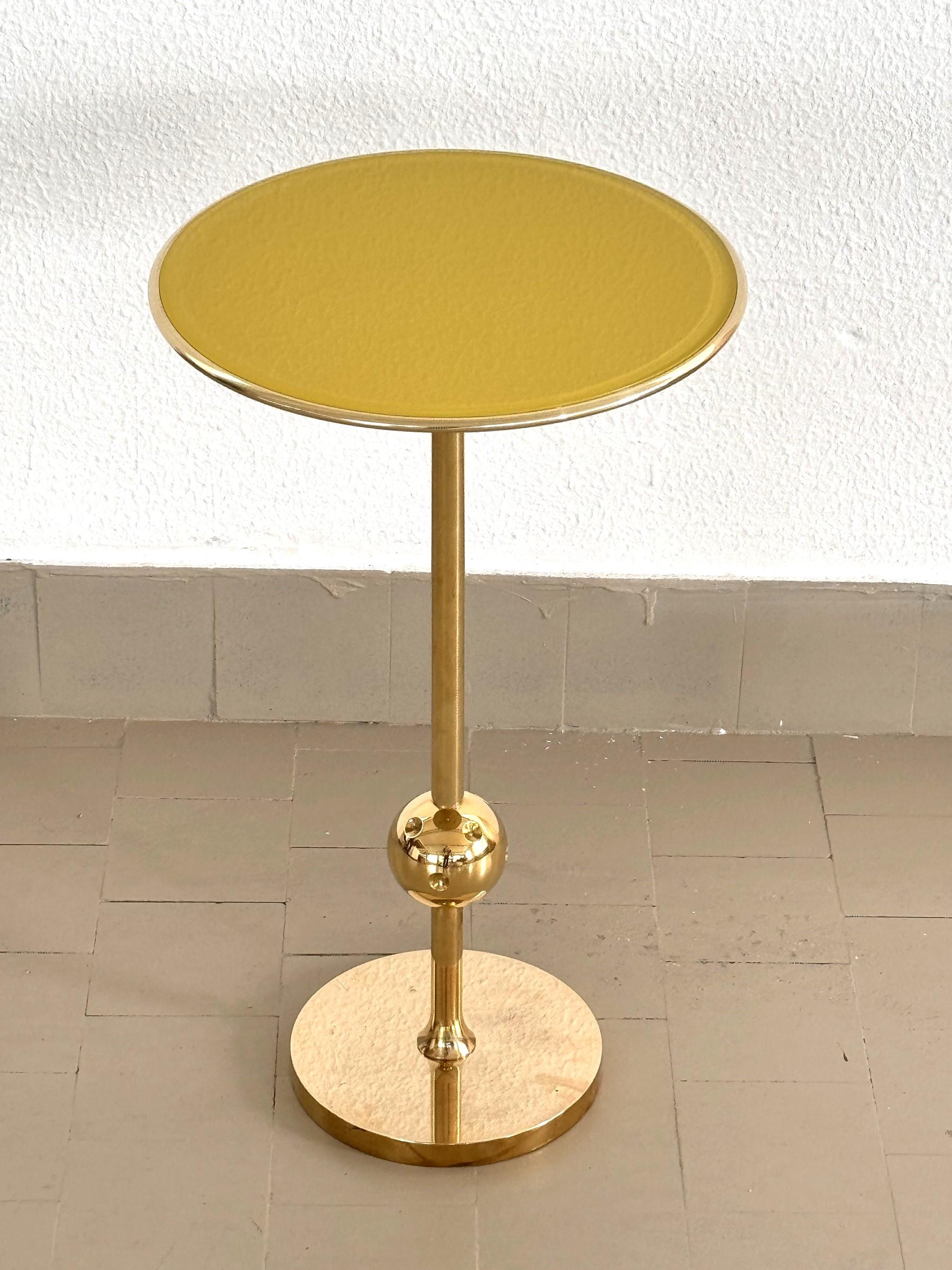 Italiano Tavolino italiano T1 di Osvaldo Borsani in ottone e vetro giallo
