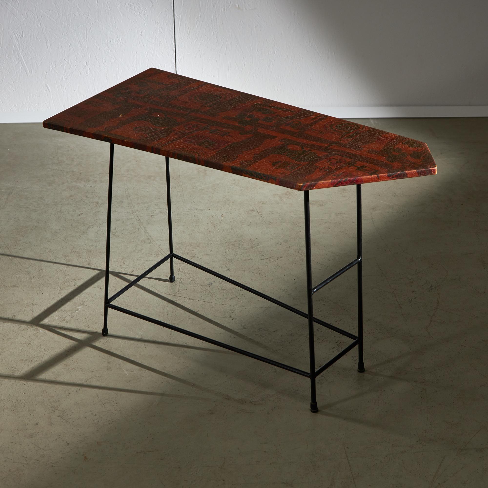 Cette table d'appoint italienne des années 1970 est une belle pièce qui allie style et histoire. Il est doté d'un dessus en cuir géométrique et texturé, soigneusement travaillé avec des motifs complexes, notamment de charmants dessins de petits
