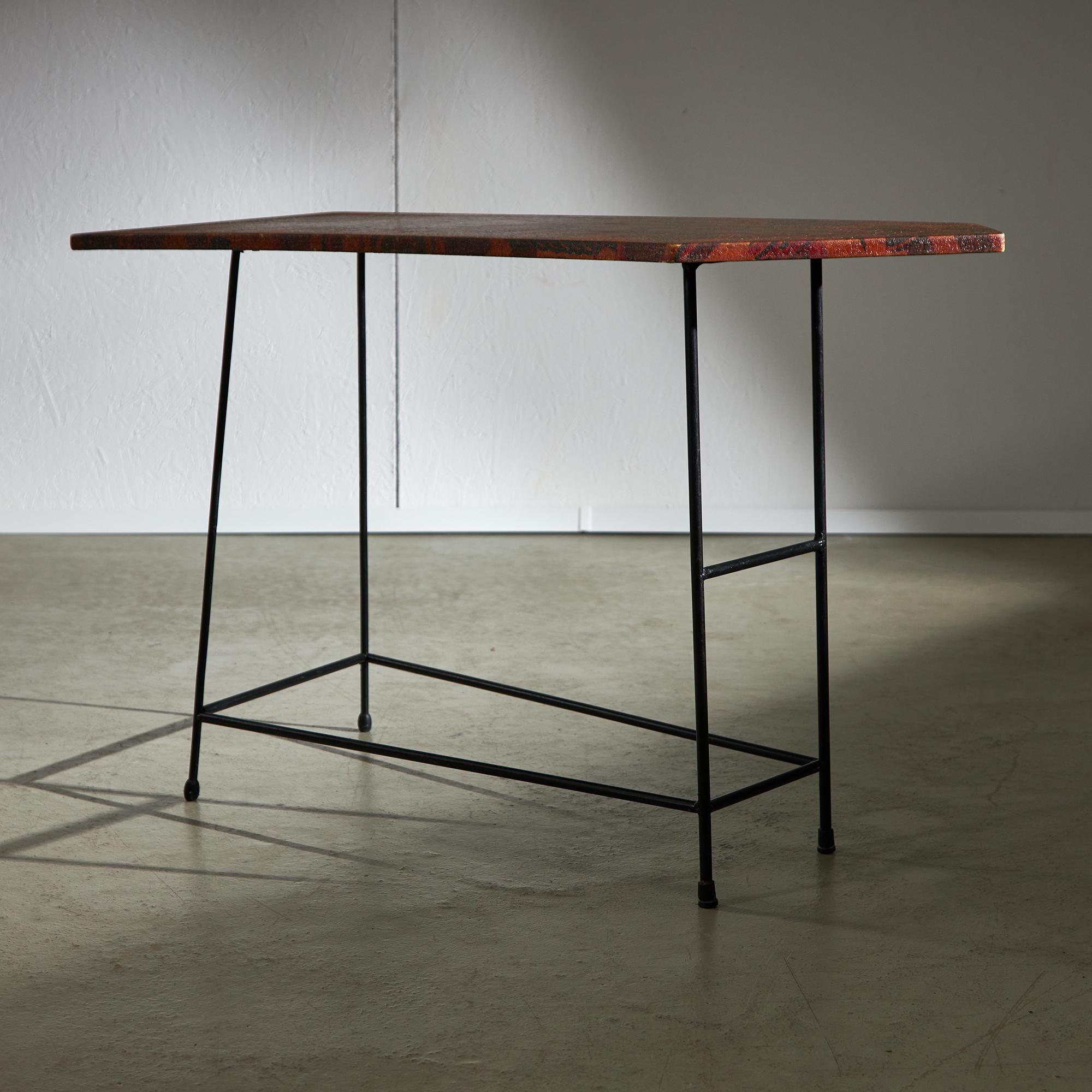Table d'appoint italienne avec plateau en cuir unique, années 1970 Bon état - En vente à Budapest, HU
