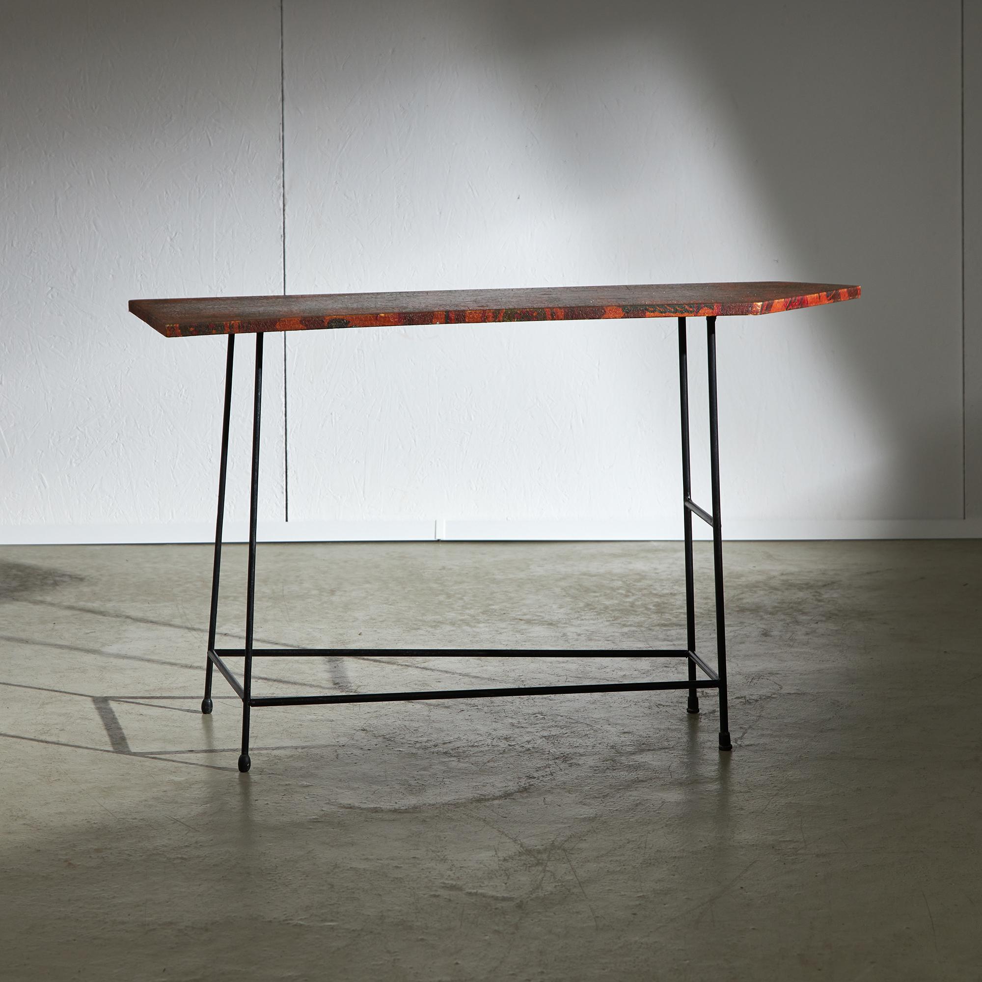 Fin du 20e siècle Table d'appoint italienne avec plateau en cuir unique, années 1970 en vente