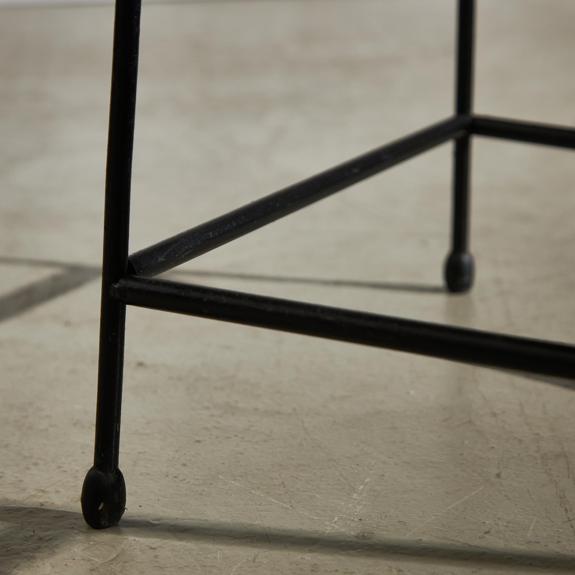 Métal Table d'appoint italienne avec plateau en cuir unique, années 1970 en vente