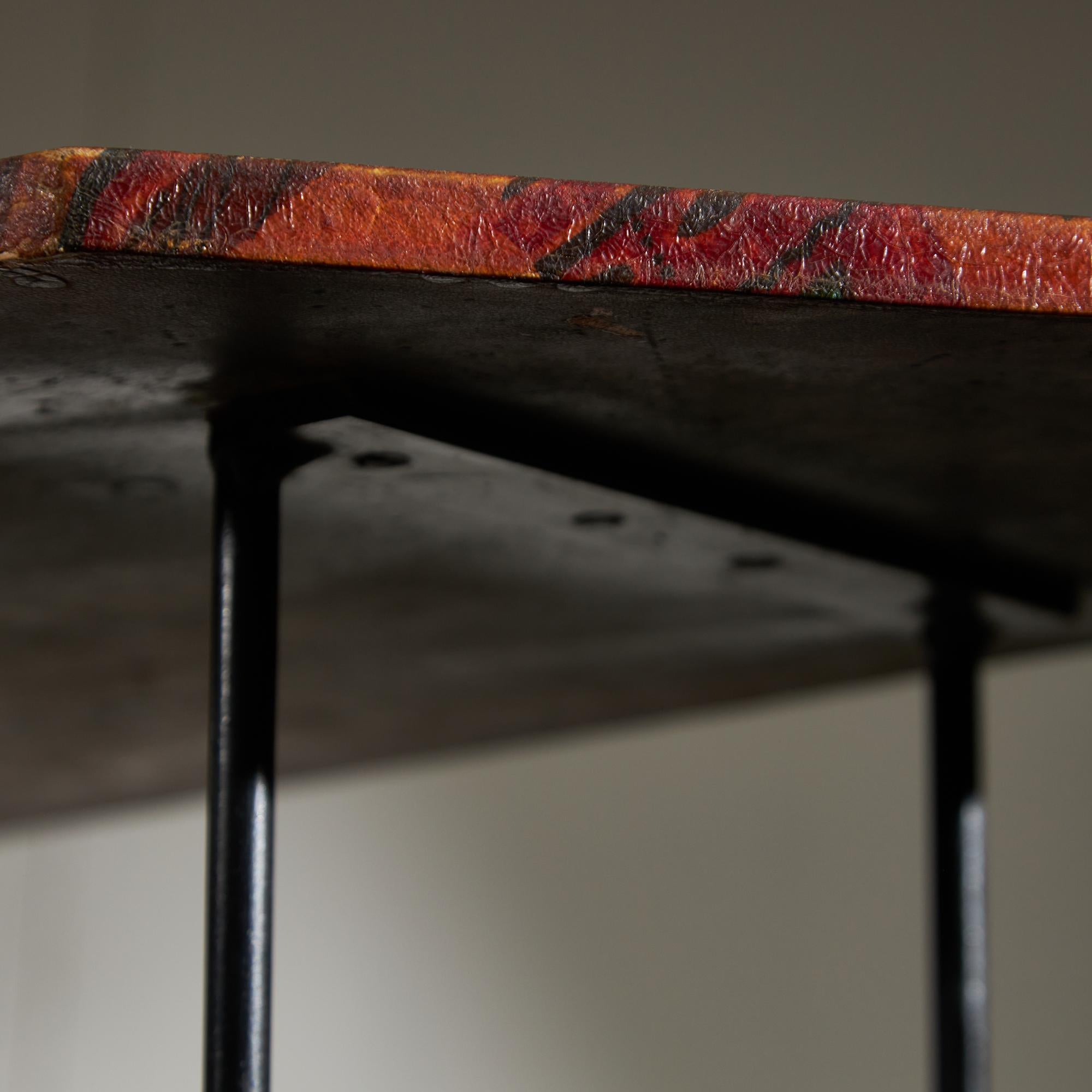 Table d'appoint italienne avec plateau en cuir unique, années 1970 en vente 2