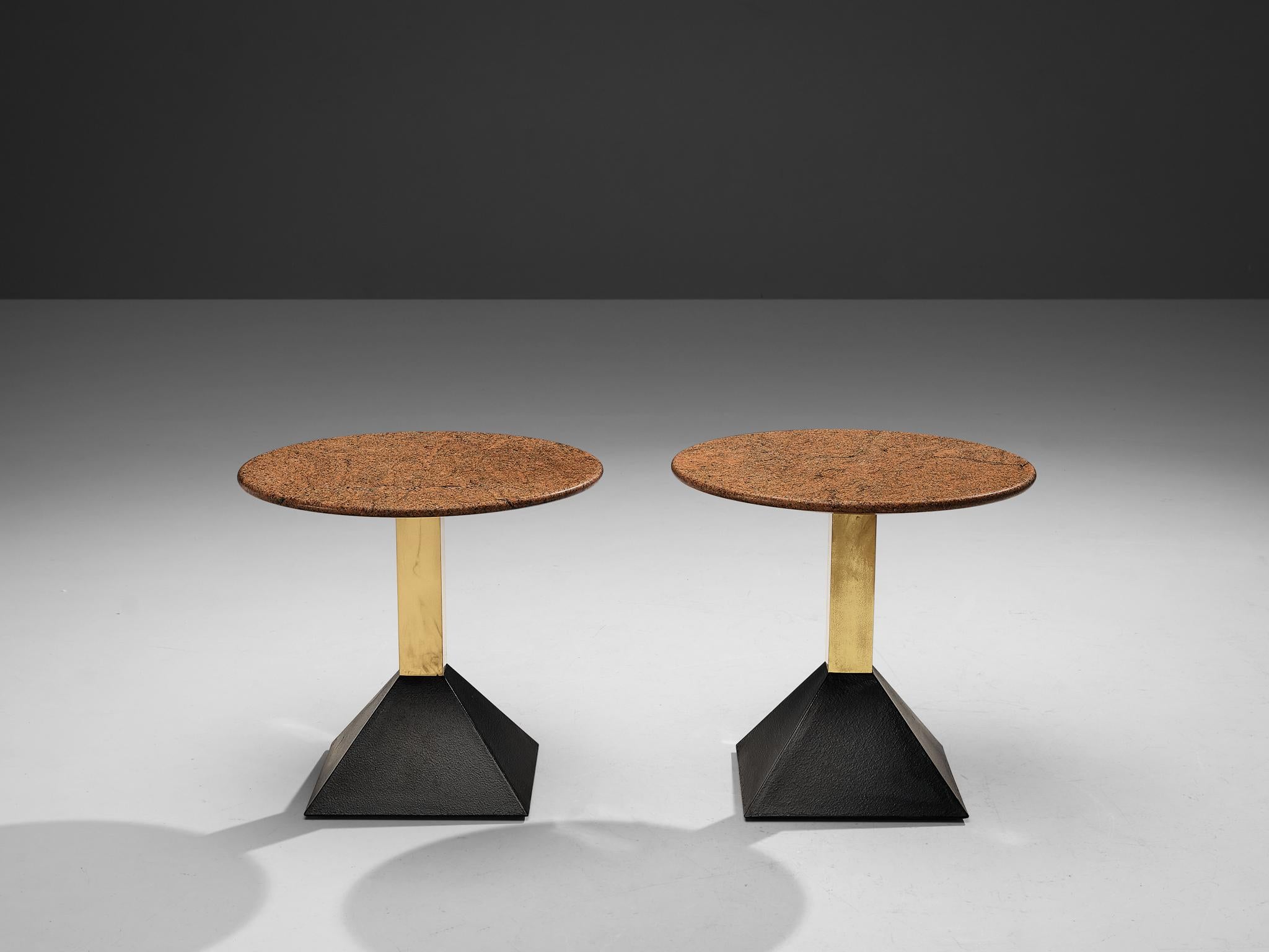 Tables d'appoint italiennes en métal et plateau rond en granit Bon état - En vente à Waalwijk, NL