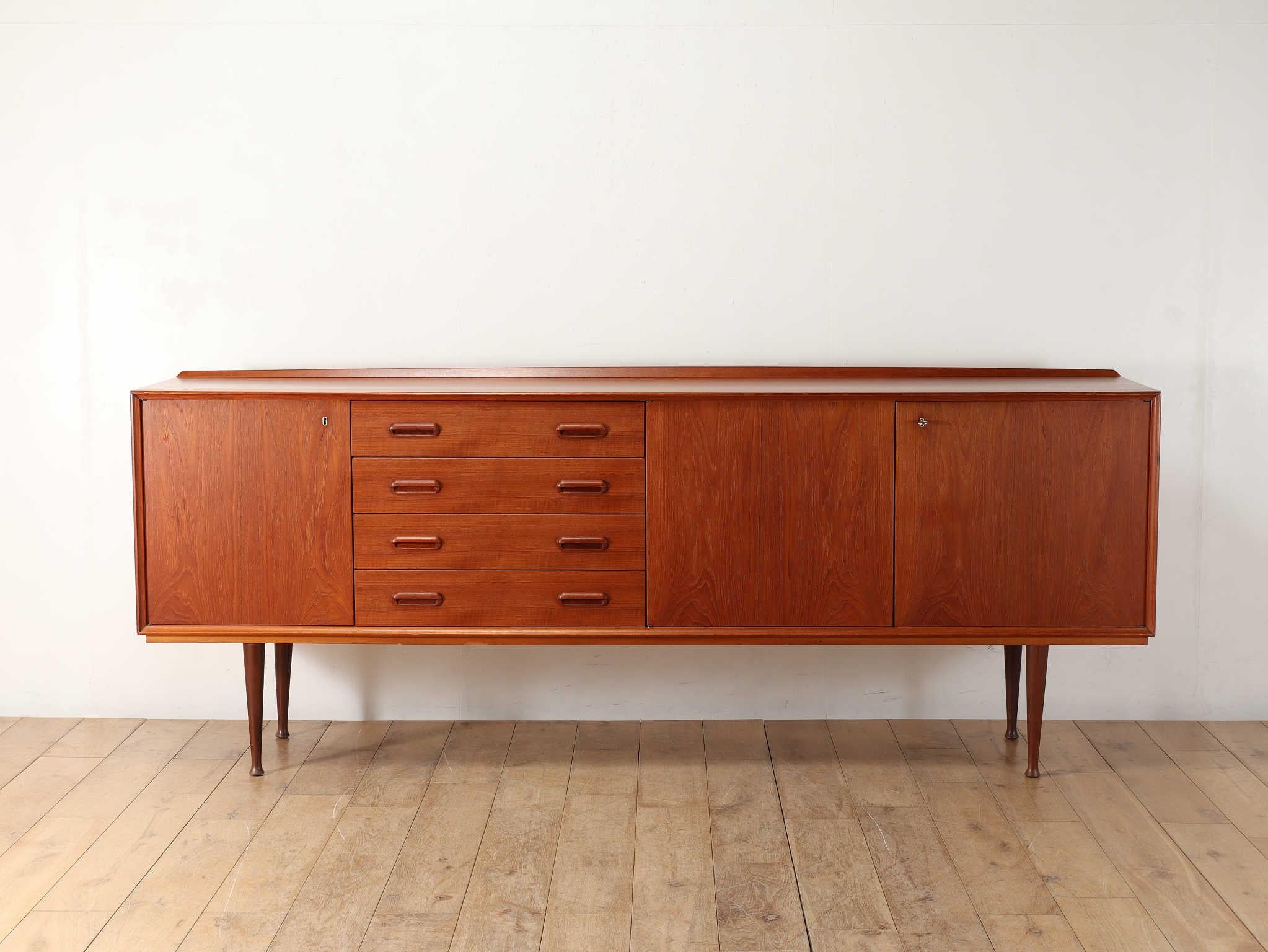 Credenza italiana vintage, anni '60. Il materiale è il legno di teak, che è duro e dura molto a lungo. È stato utilizzato per mobili di grandi dimensioni come le credenze, in quanto il legno non si deforma facilmente anche se sottoposto a forti