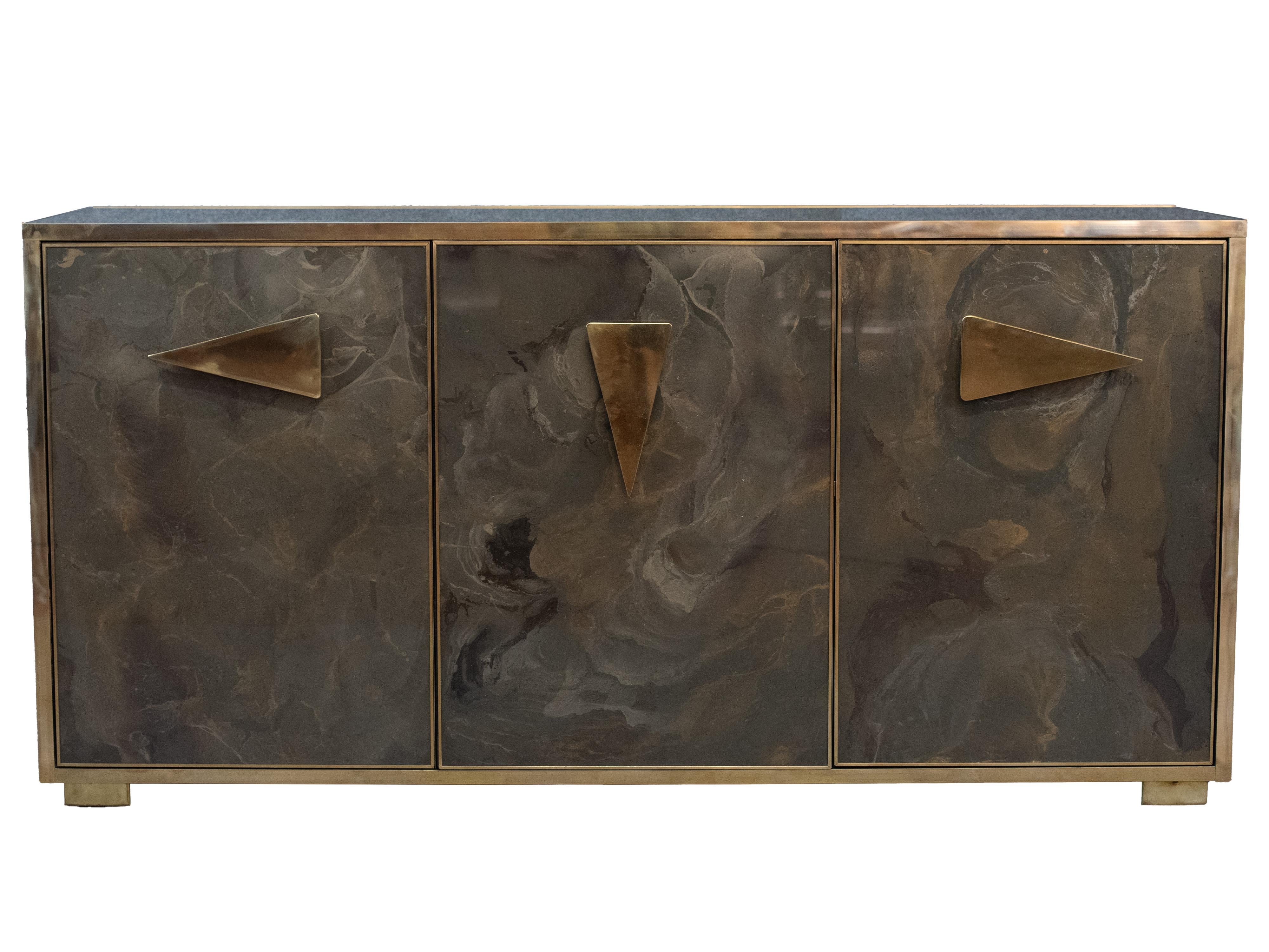 Este refinado conjunto italiano de aparador y espejo de pared es una espléndida combinación de funcionalidad y arte, perfecta para cualquier interior de alta gama. 

El aparador cuenta con 3 puertas de cristal de Murano pintadas a mano con efecto
