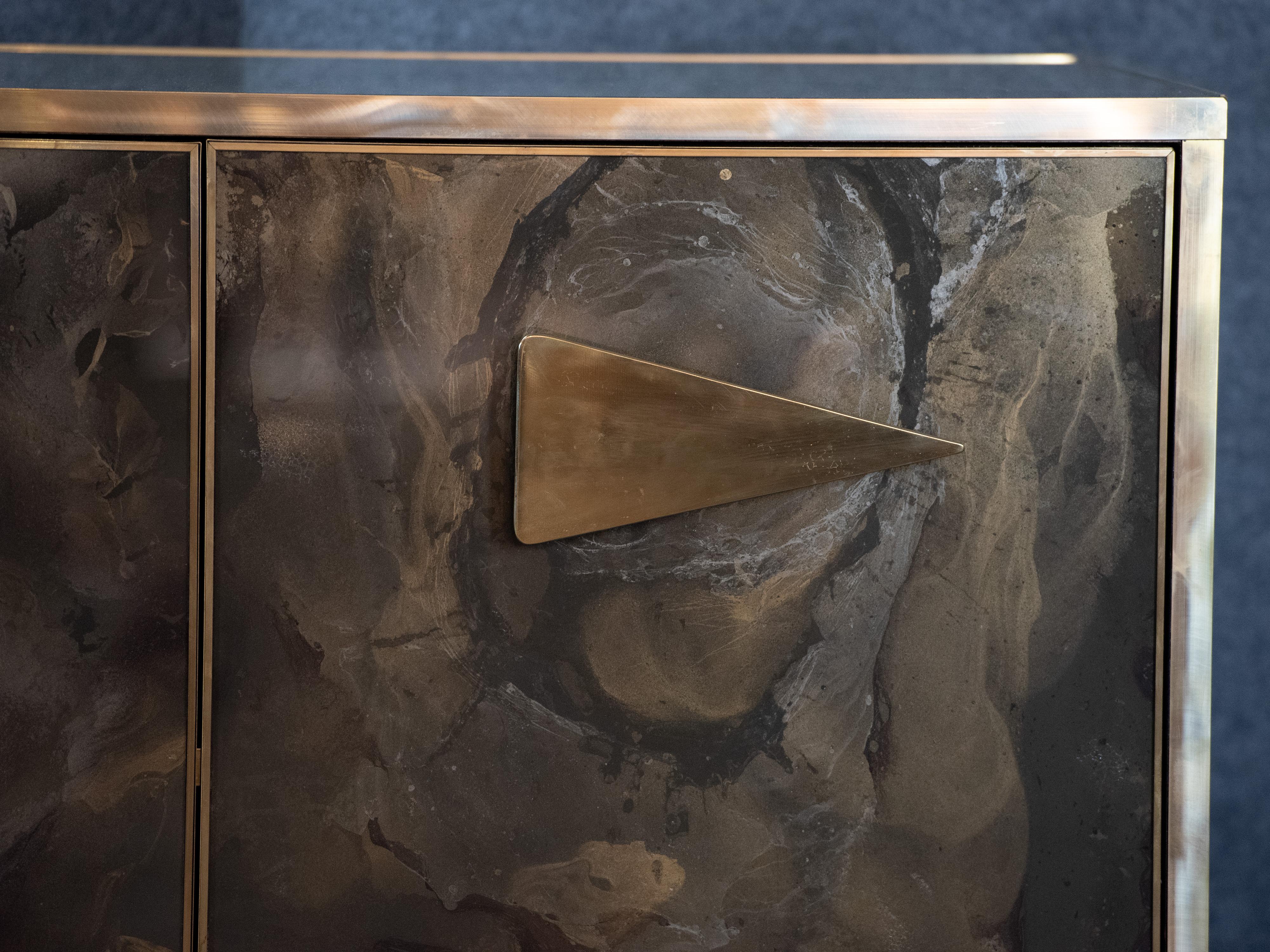 Aparador y Espejo de Pared Italiano Pintado a Mano Cristal Efecto Mármol Disponible Contemporáneo en venta