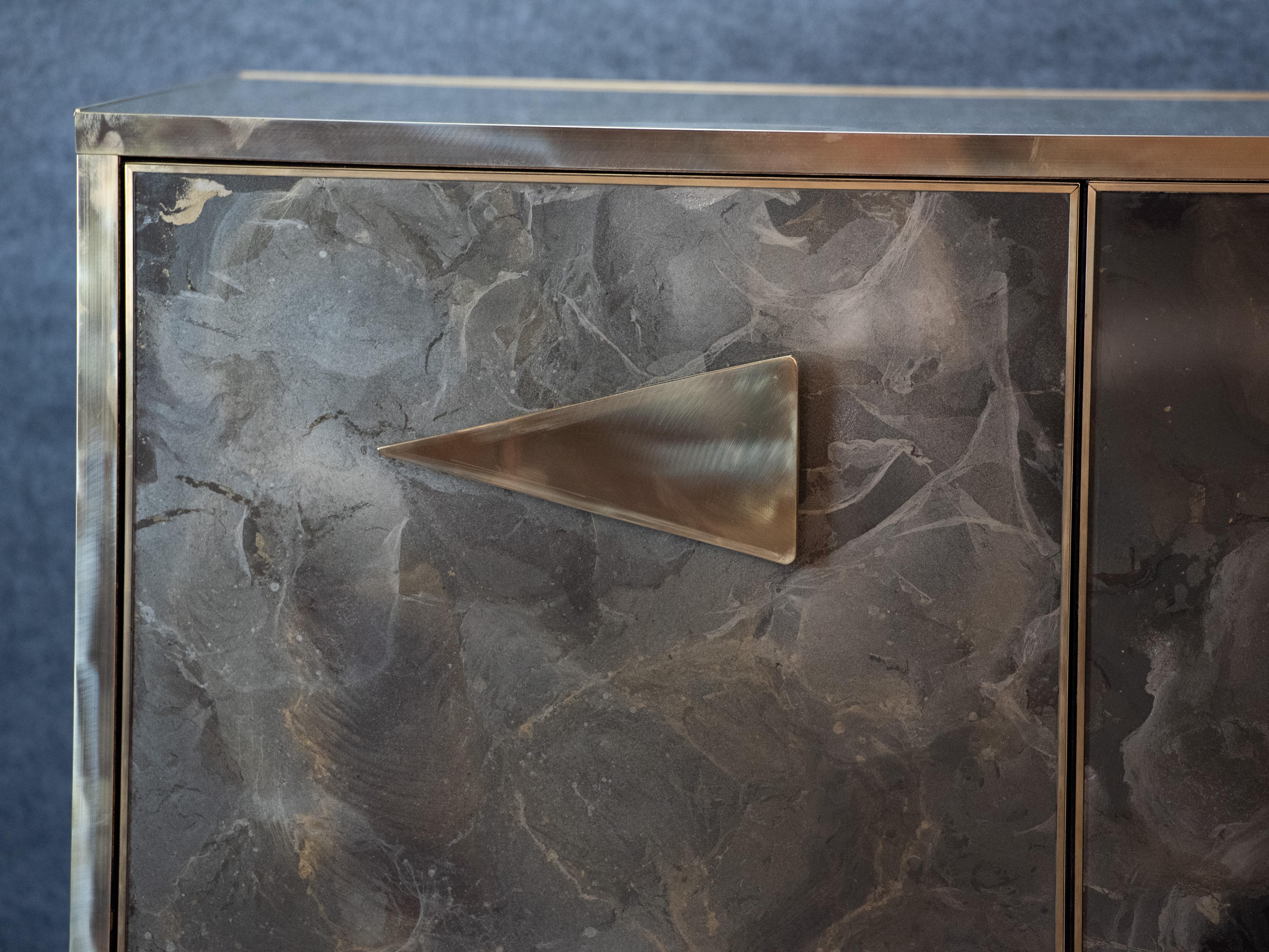 Aparador y Espejo de Pared Italiano Pintado a Mano Cristal Efecto Mármol Disponible Latón en venta