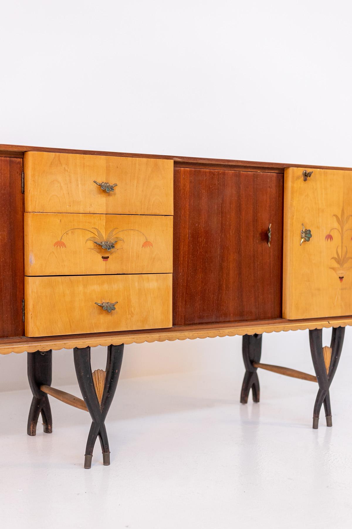 Italienisches Sideboard aus Holz und Messing, Paolo Buffa zugeschrieben im Zustand „Gut“ im Angebot in Milano, IT