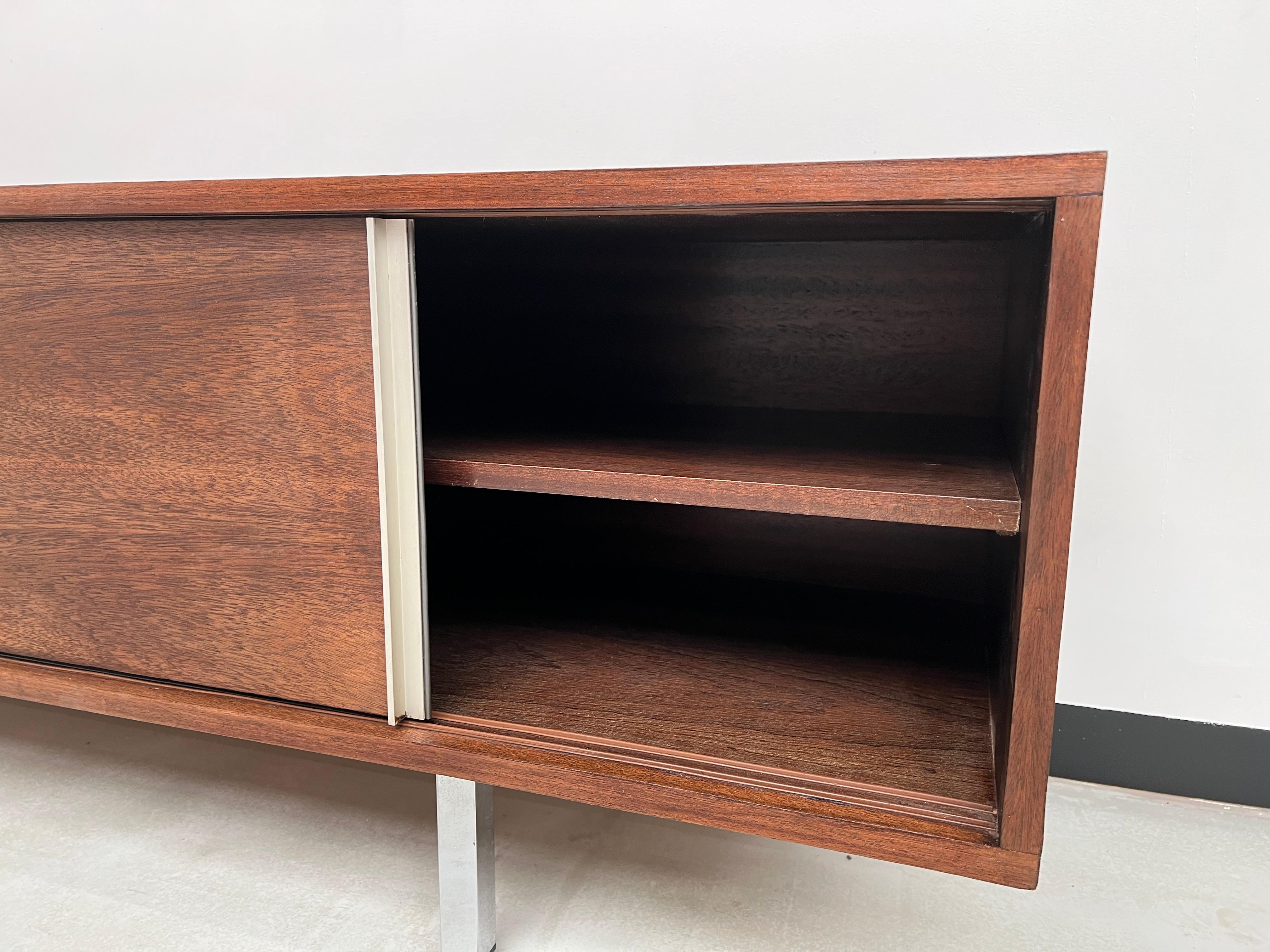 Italian sideboard from the 70s in rosewood For Sale 4