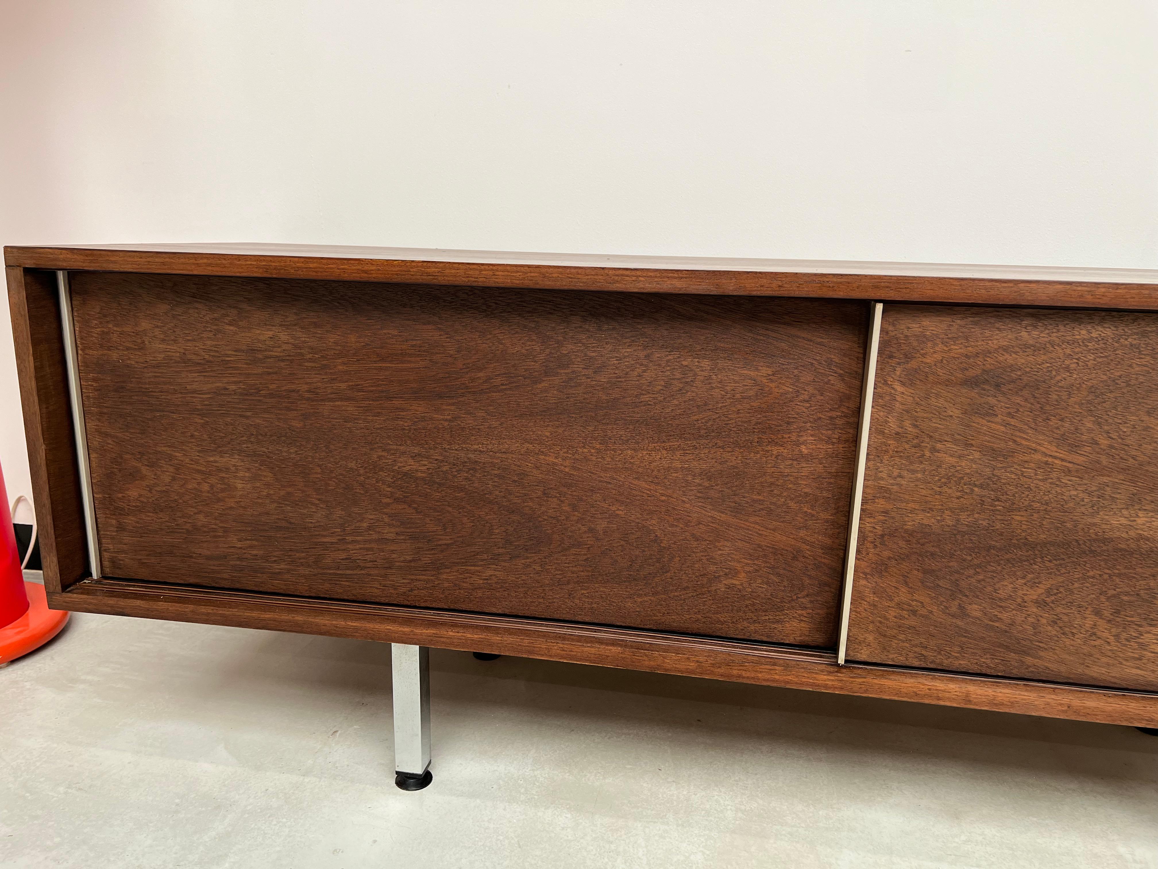 Italian sideboard from the 70s in rosewood For Sale 7