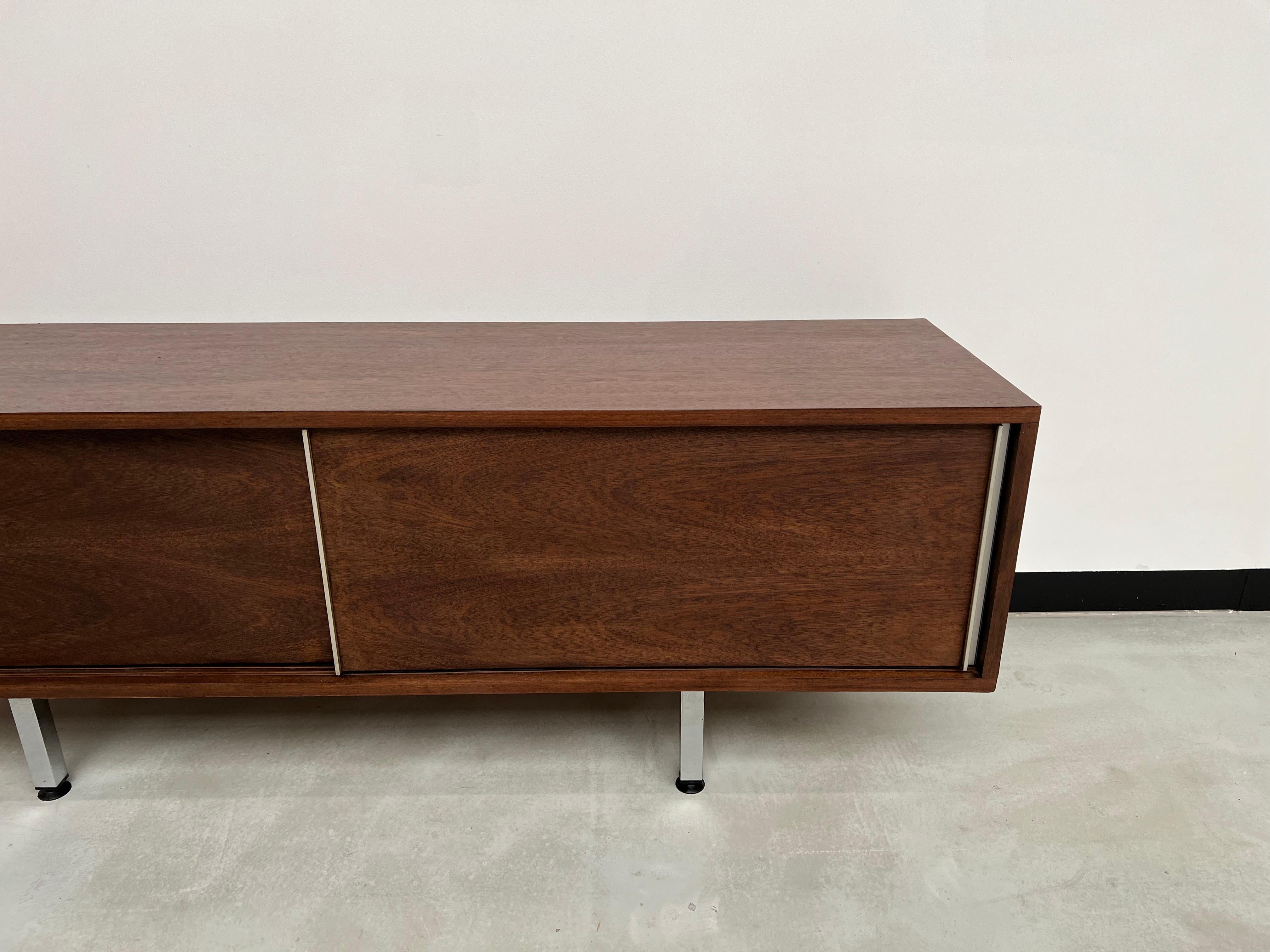 Mid-Century Modern Italian sideboard from the 70s in rosewood For Sale