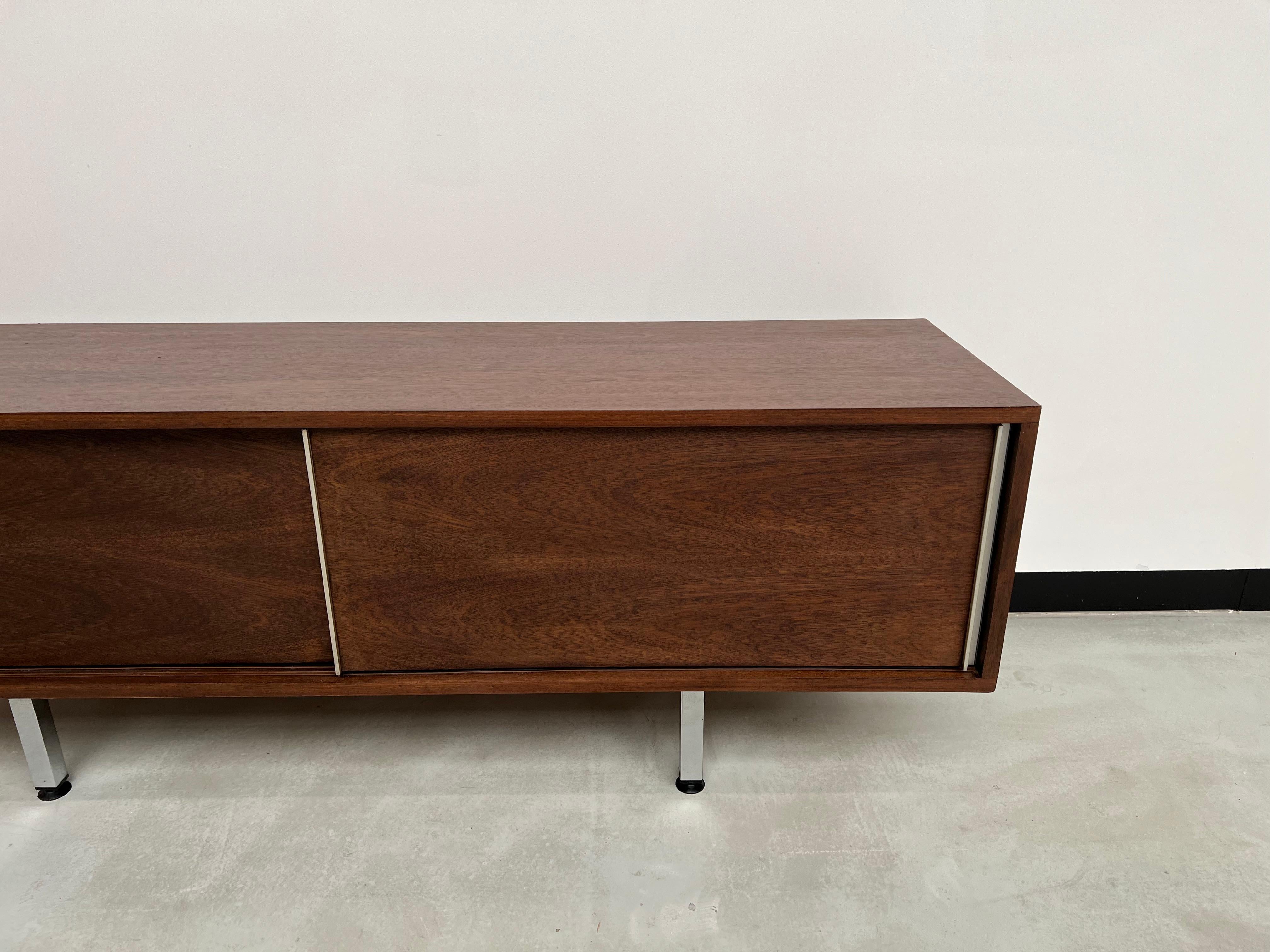 Italienisches Sideboard aus den 70er Jahren in Palisanderholz (Moderne der Mitte des Jahrhunderts) im Angebot