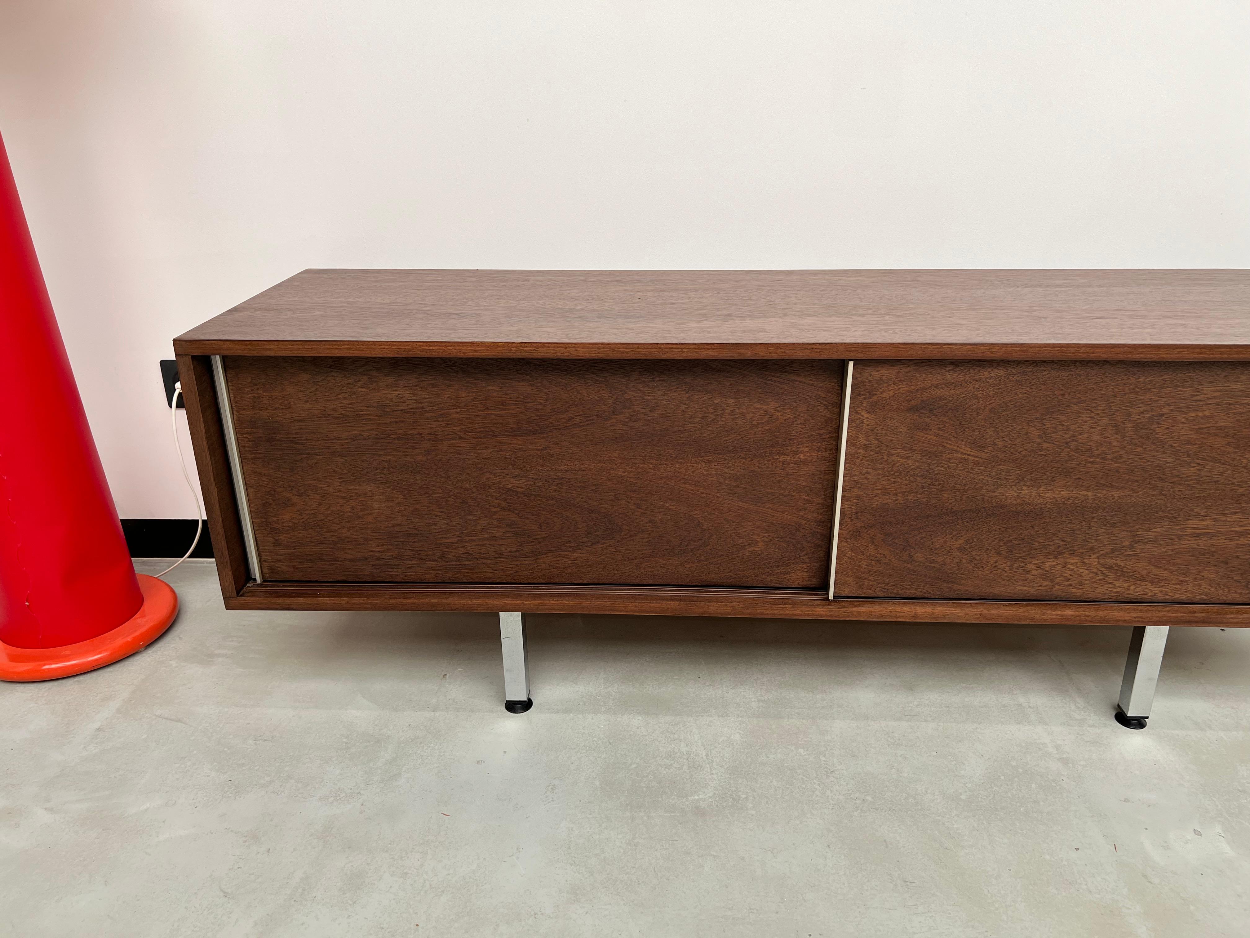 Italian sideboard from the 70s in rosewood In Good Condition For Sale In LYON, FR