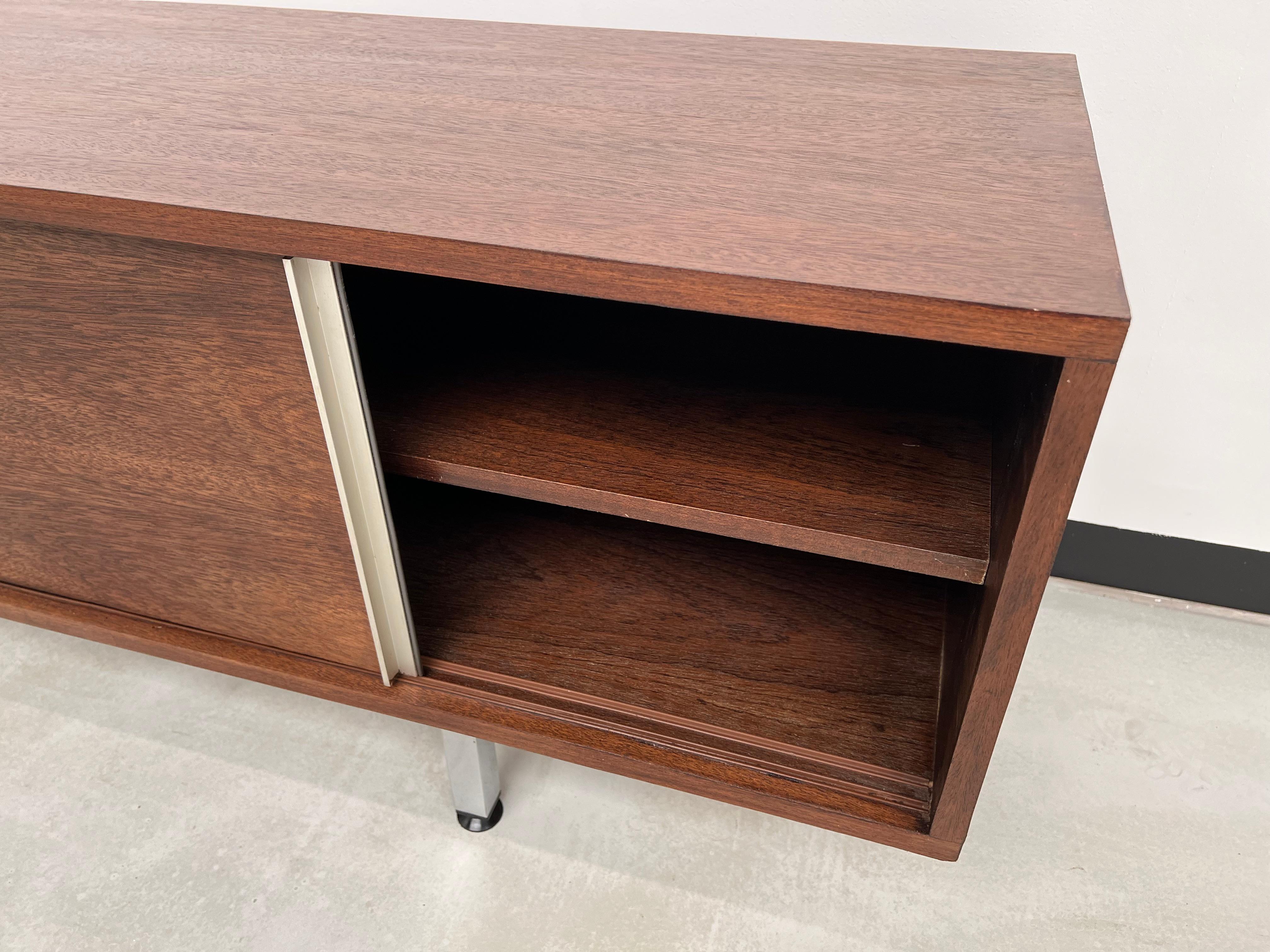 Italian sideboard from the 70s in rosewood For Sale 3