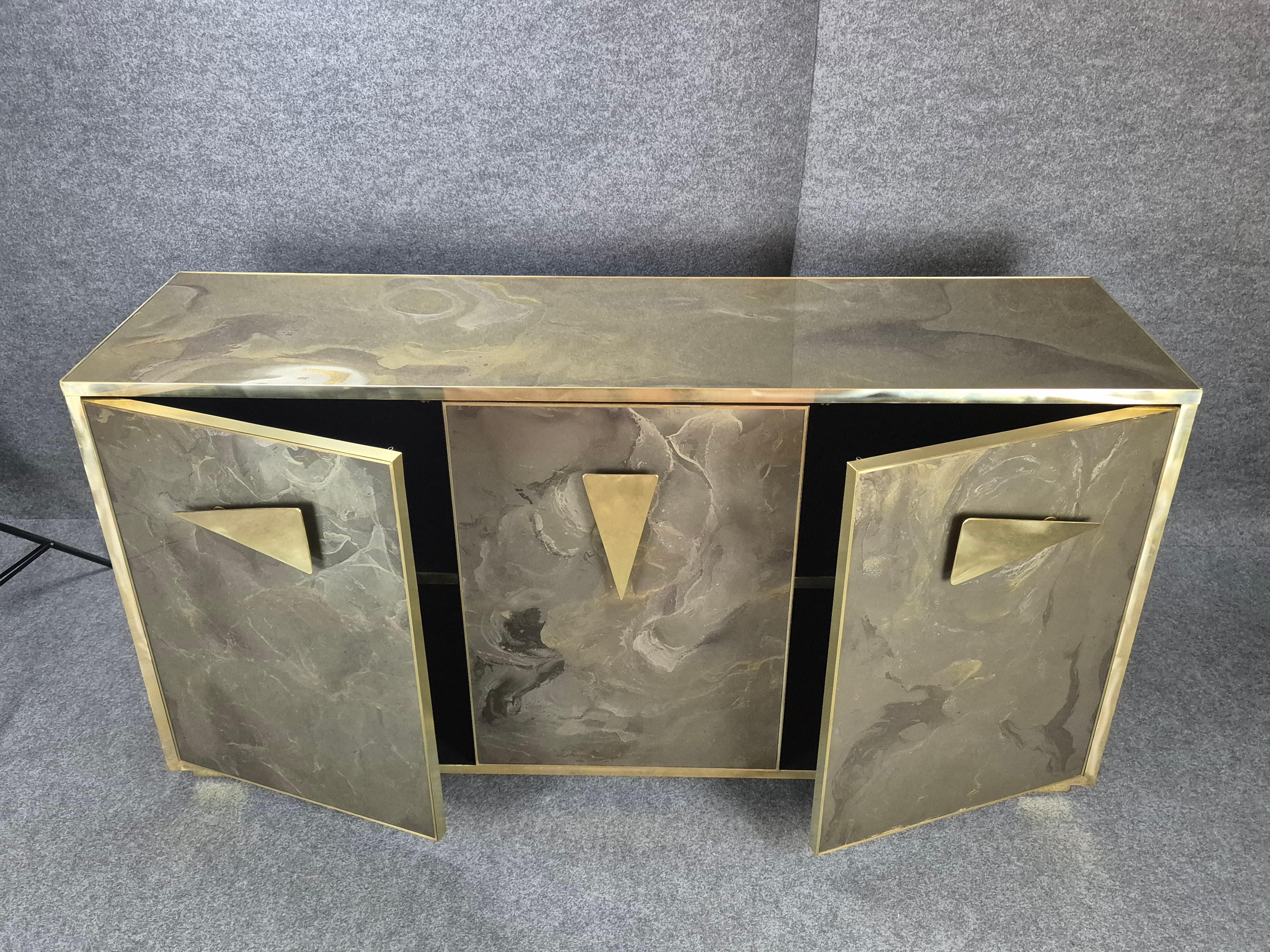 Aparador Italiano Pintado a Mano Vidrio Efecto Mármol con 3 Puertas Disponible en venta 4