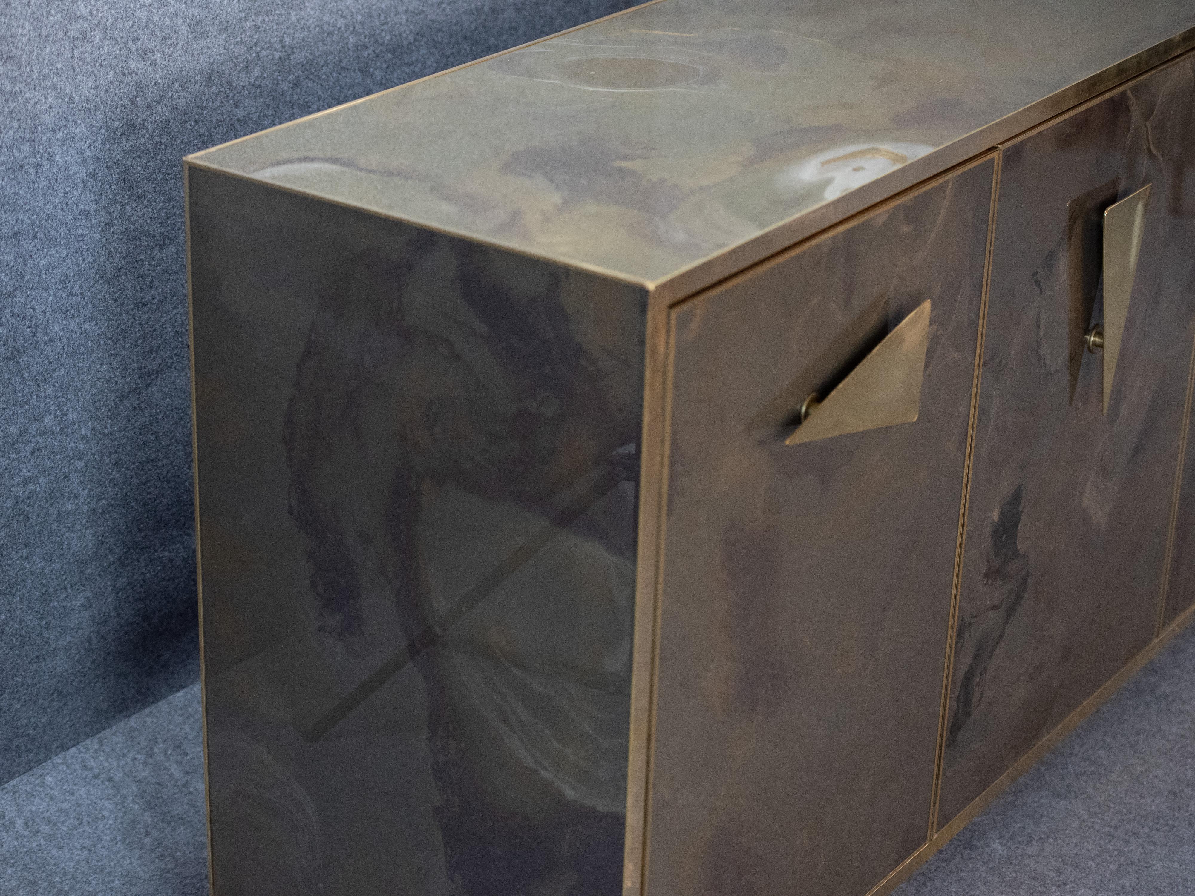 Aparador Italiano Pintado a Mano Vidrio Efecto Mármol con 3 Puertas Disponible Moderno de mediados de siglo en venta