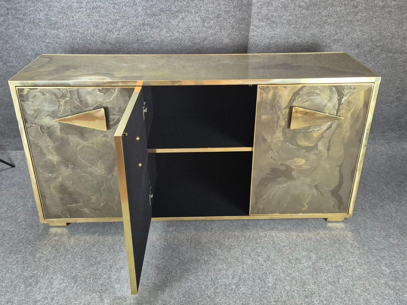 Aparador Italiano Pintado a Mano Vidrio Efecto Mármol con 3 Puertas Disponible en venta 2