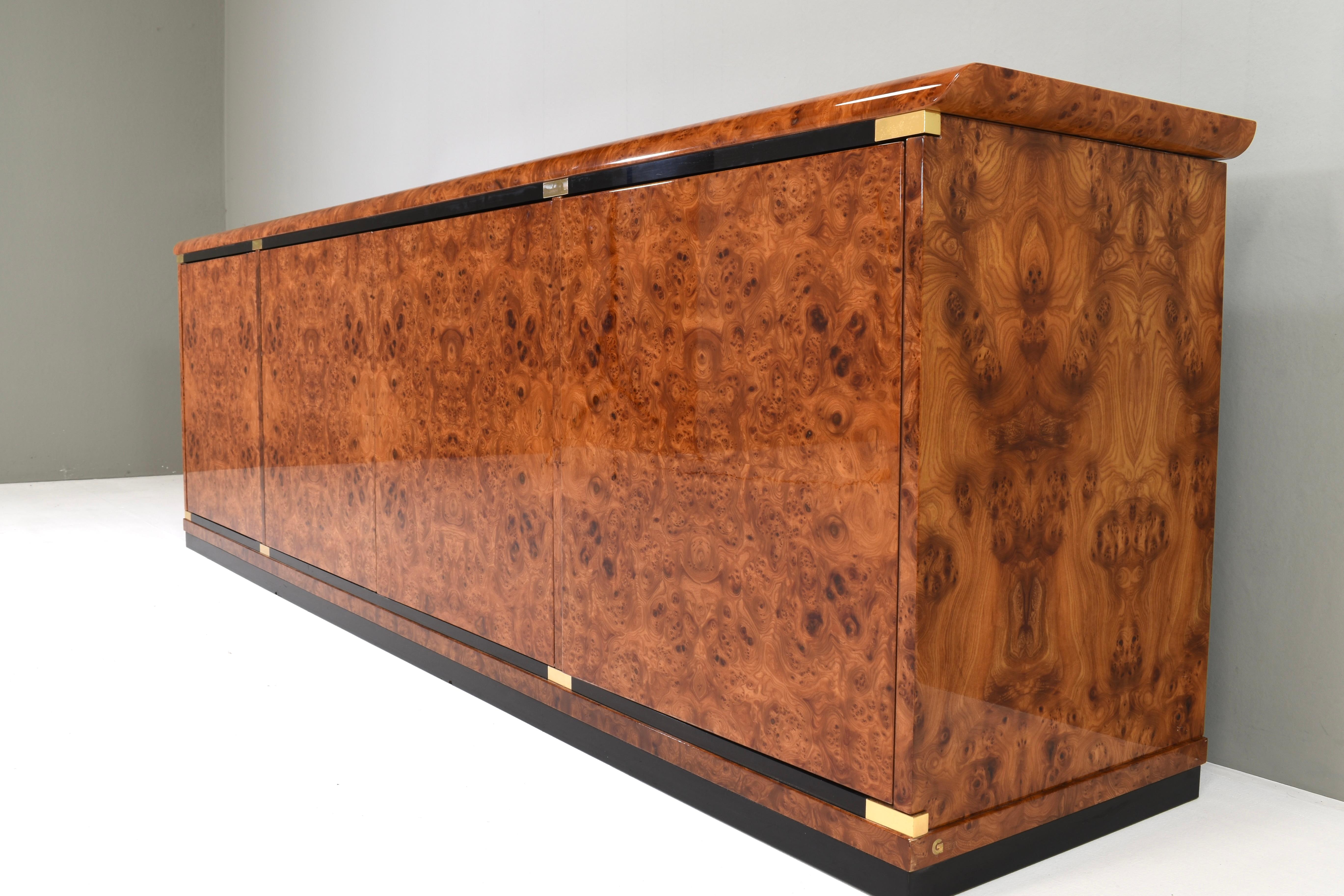 Credenza italiana in legno di radica e dettagli in ottone di Glam Furniture Italy, anni '70 In condizioni buone in vendita a Pijnacker, Zuid-Holland