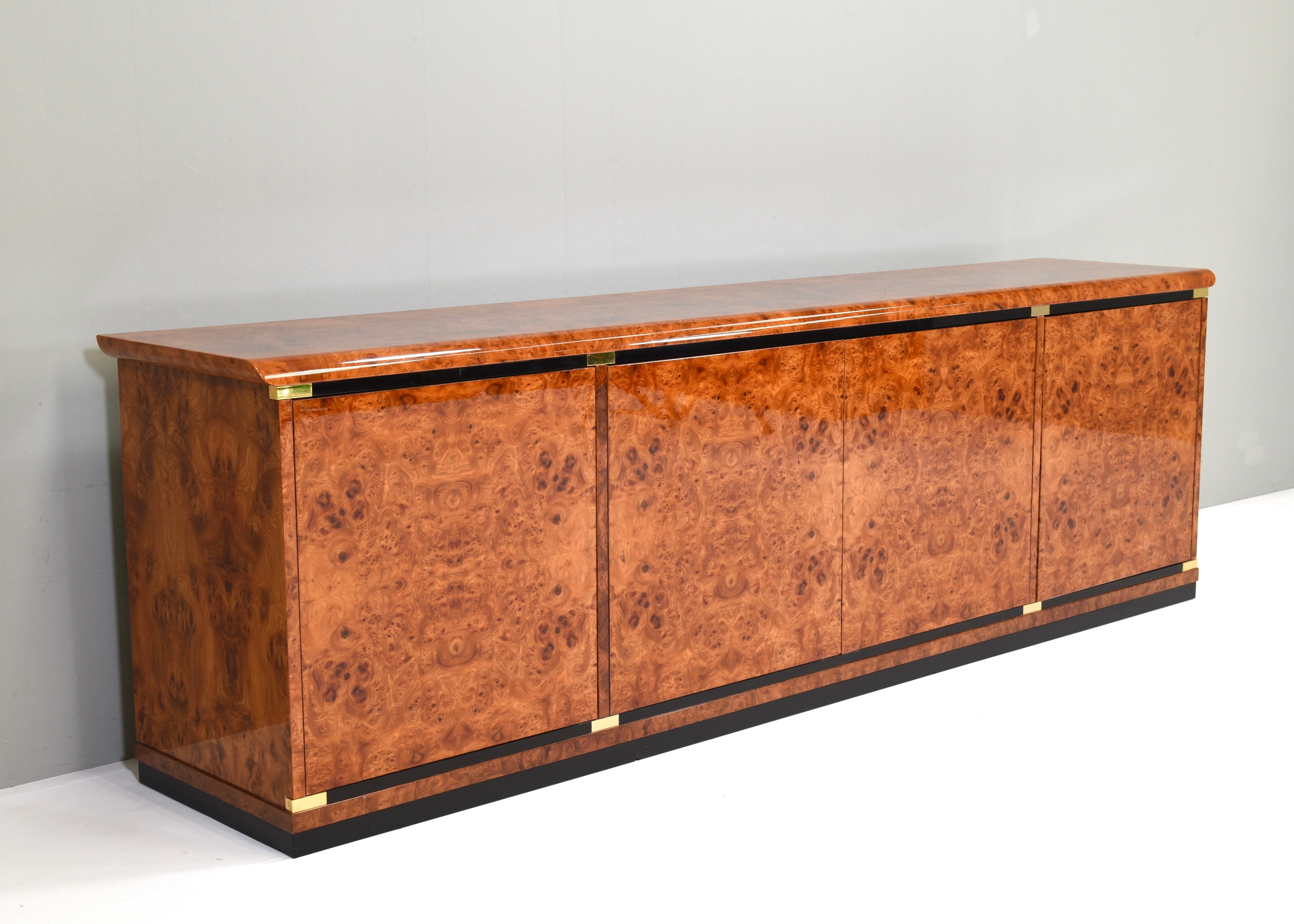 Fine XX secolo Credenza italiana in legno di radica e dettagli in ottone di Glam Furniture Italy, anni '70 in vendita